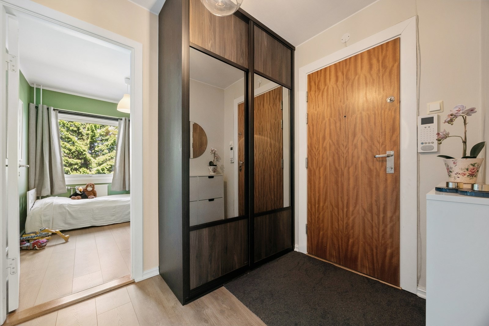 Innbydende entré med gode oppbevaringsmuligheter og moderne uttrykk. Callinganlegg med lyd og bilde. Galleribilde