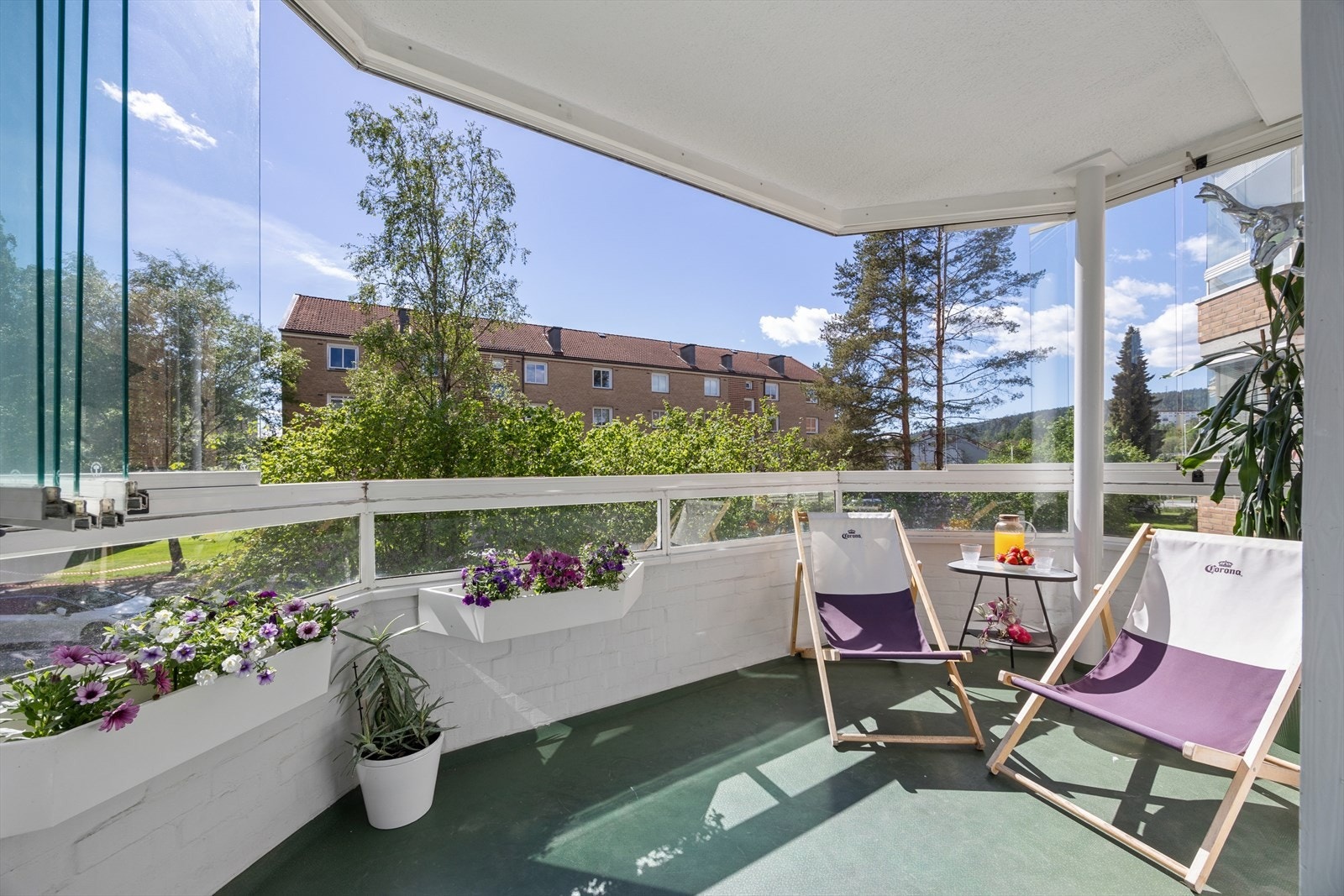 Sørvestvendt balkong med gode solforhold og plass til utemøbler. Du velger om du ønsker å åpne opp helt eller lukke balkongen. Galleribilde