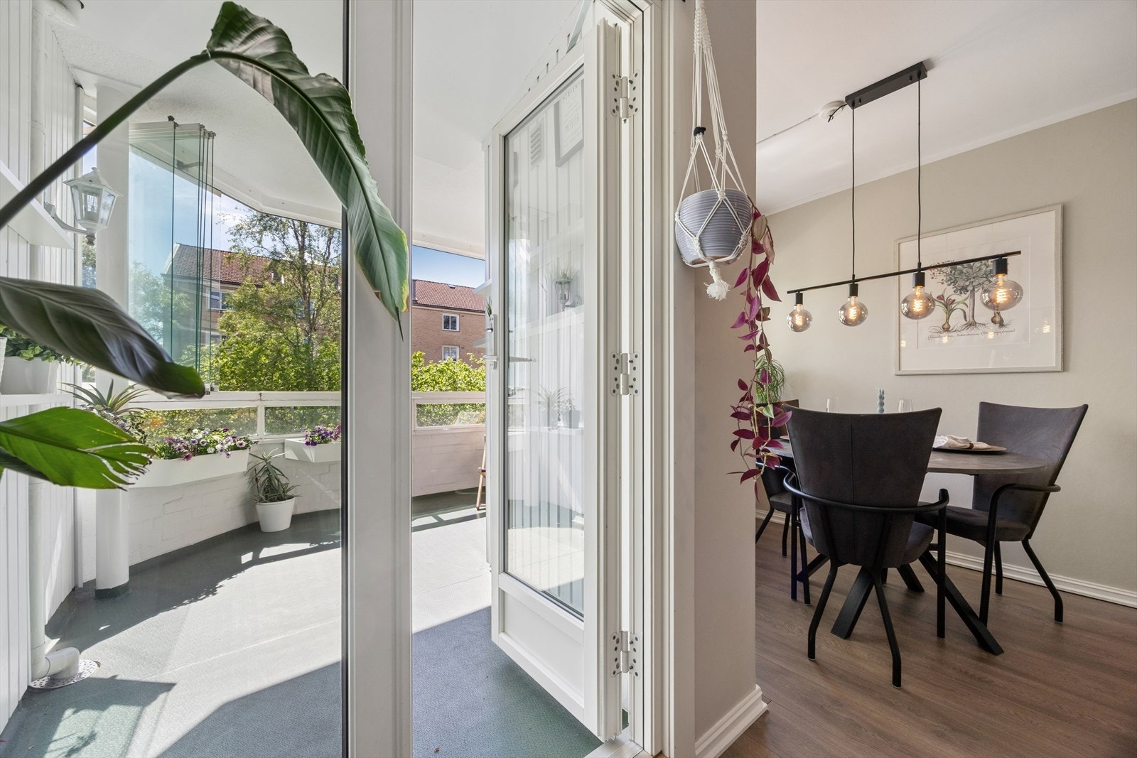 Fra stuen er det direkte utgang til en herlig, innglasset balkong. Galleribilde