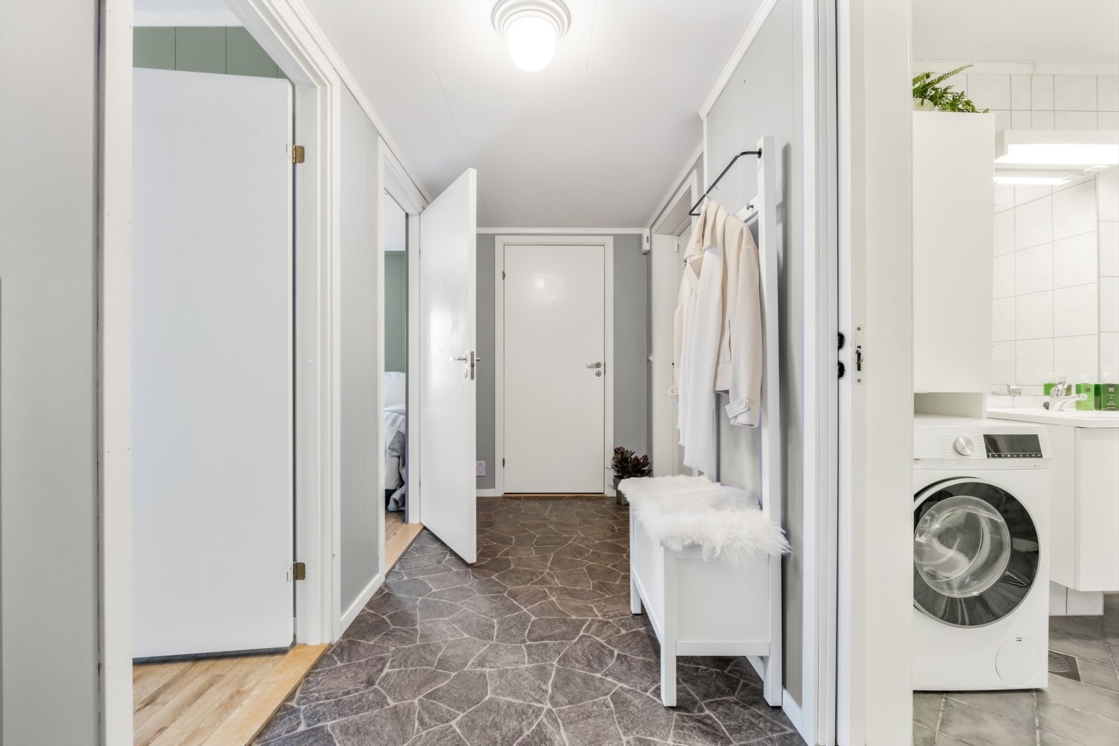 Videre fra entréen kommer du til badet. (Digitalt redigert bilde etter malte vegger) Galleribilde