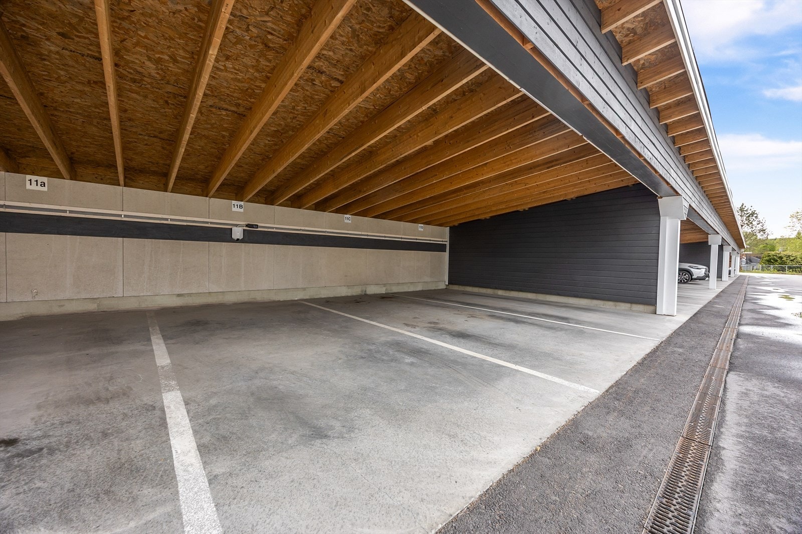 Det medfølger en parkeringsplass i åpen carport, med opplegg for elbillader. Galleribilde