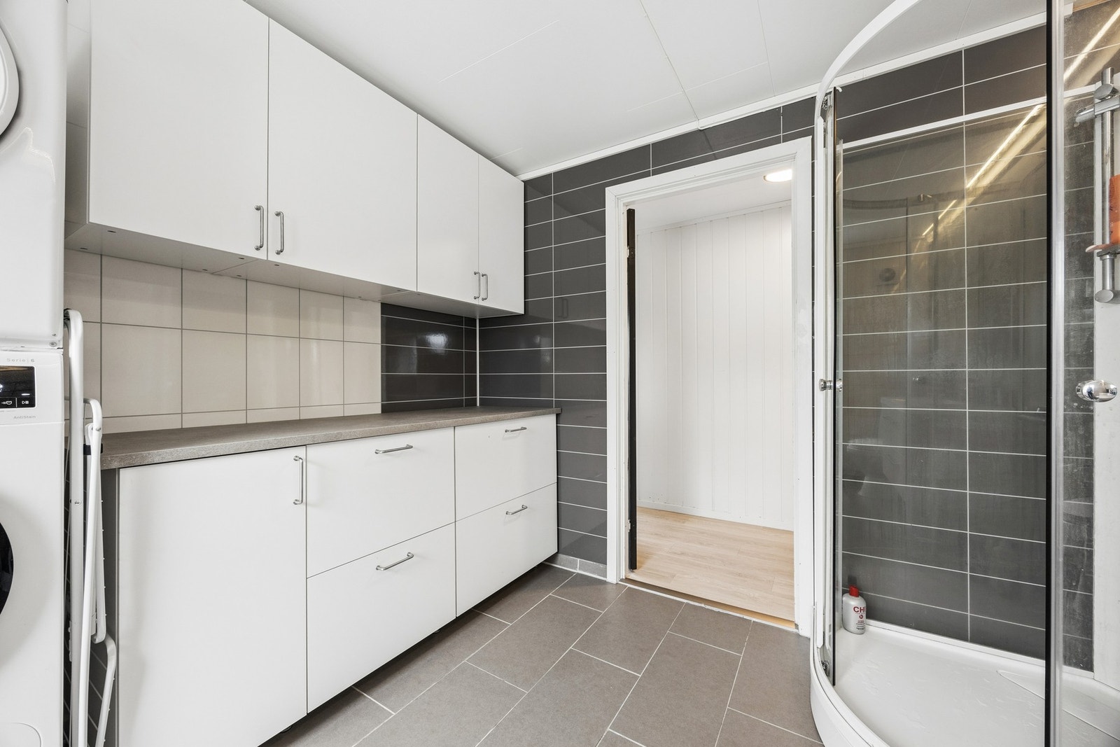 Badet i første etasje ble pusset opp i 2020 og har flislagt gulv med elektriske varmekabler. Galleribilde