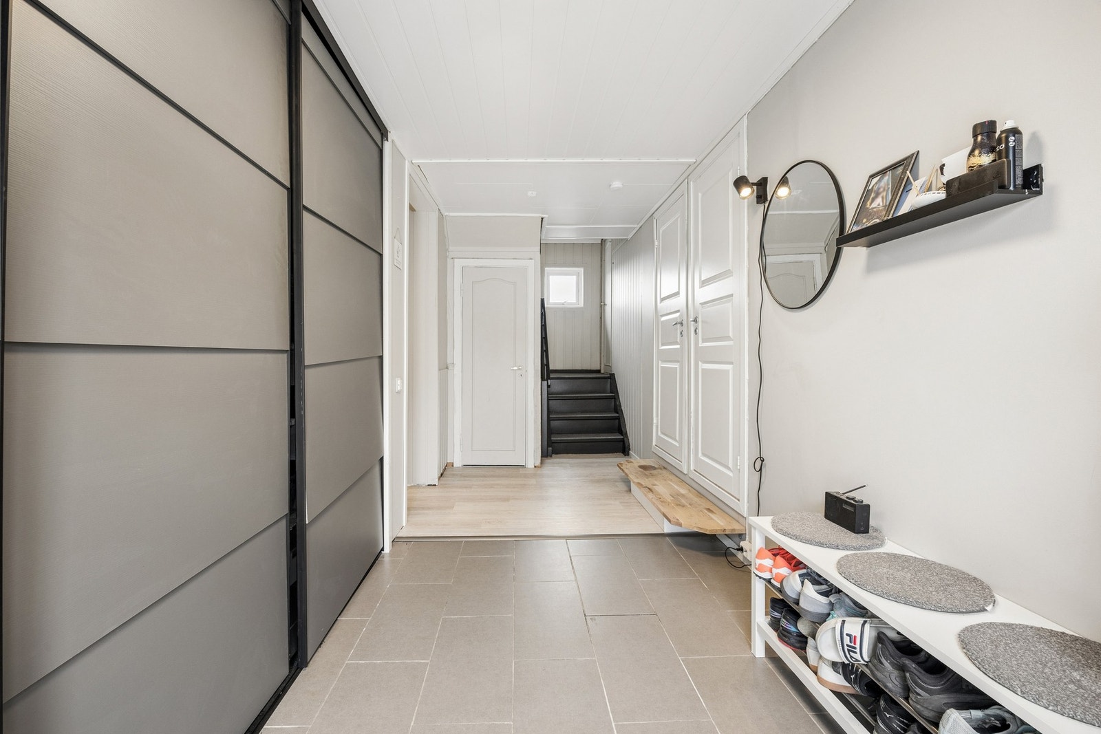Romslig hall i første etasje med flislagt gulv og god plass til garderobeløsninger. Galleribilde