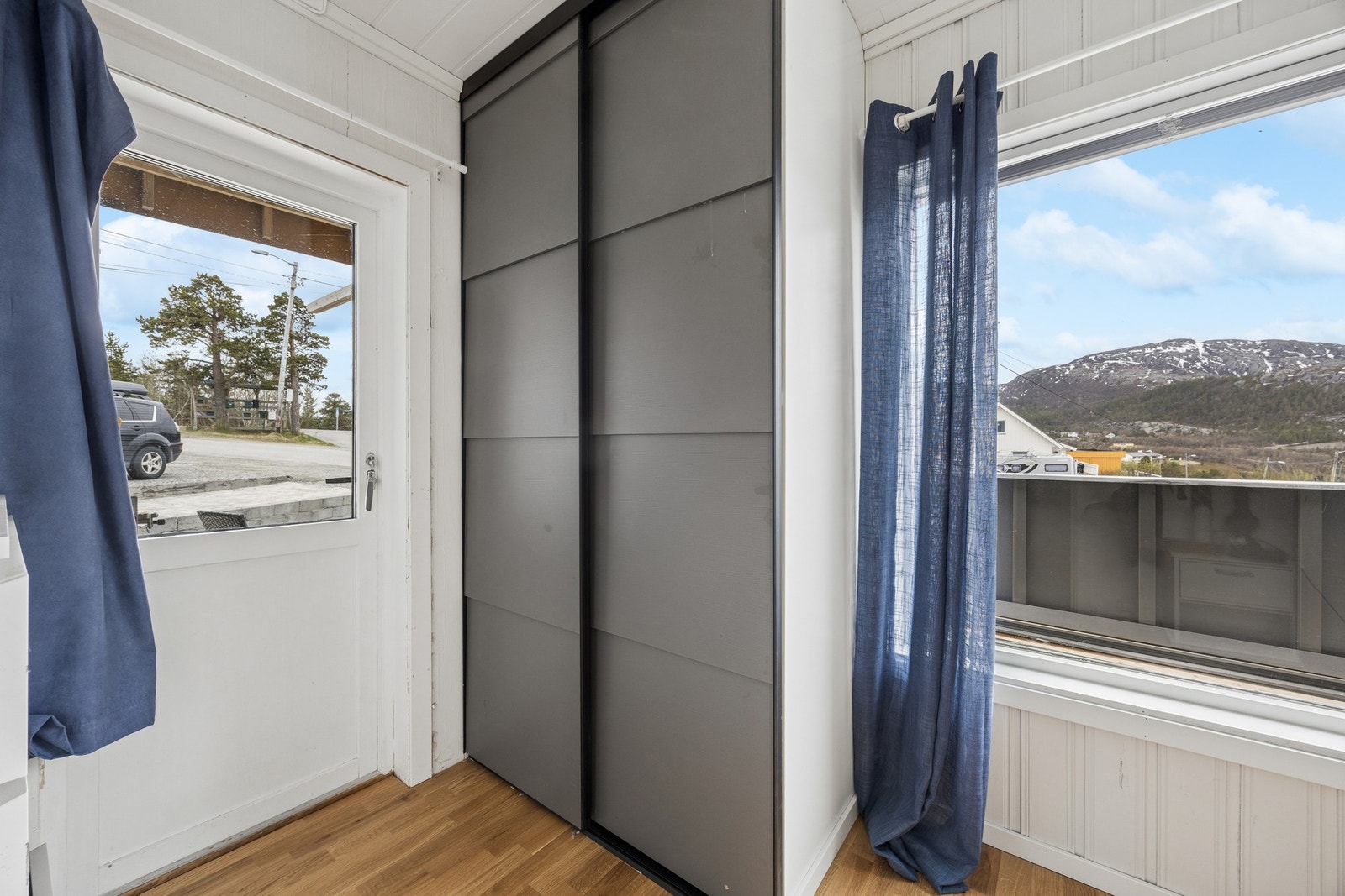 Soverom med parkett på gulv og utgang til uteområdet. Galleribilde