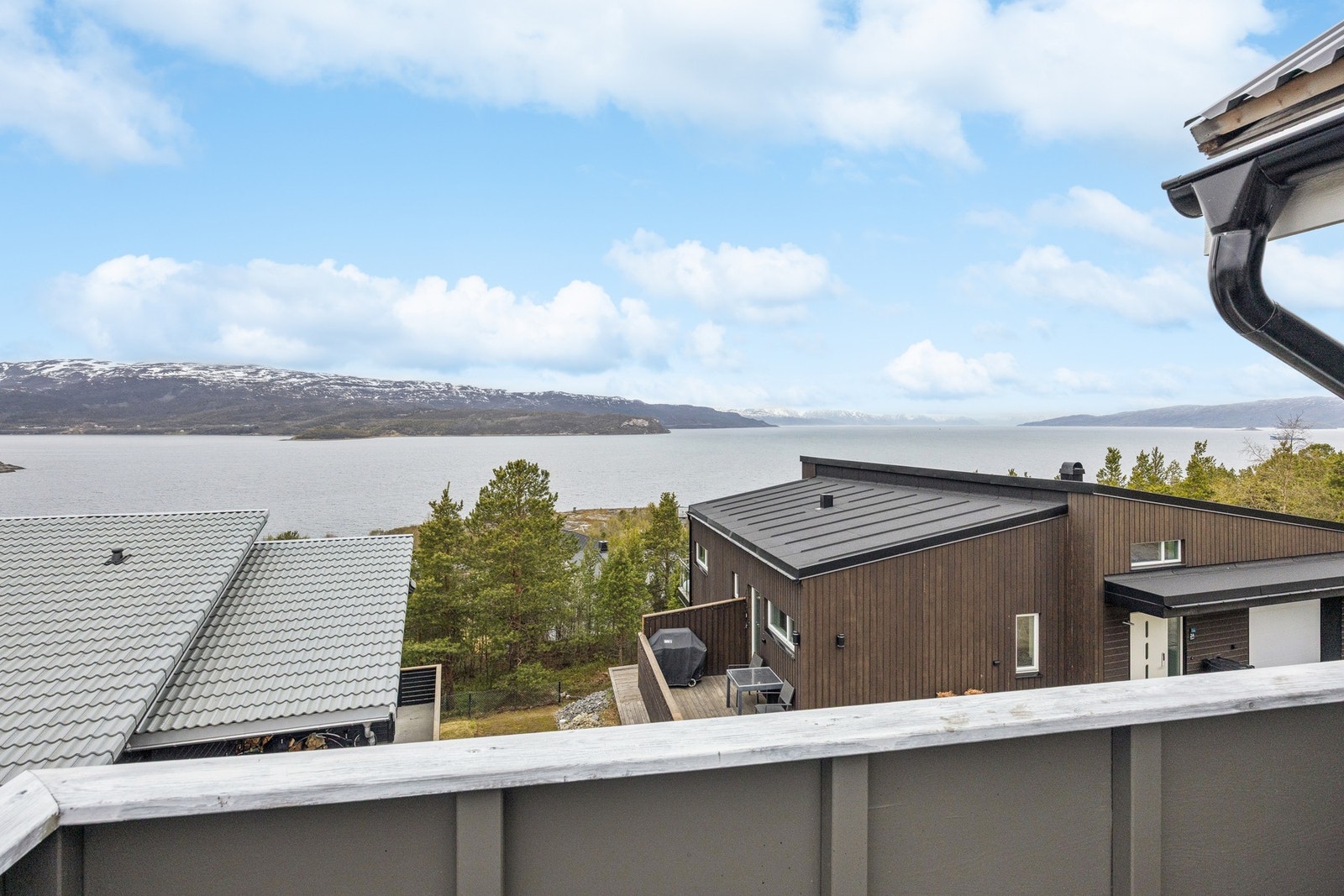 Fra terrassen er det god utsikt over nærområdet og fjorden. Galleribilde