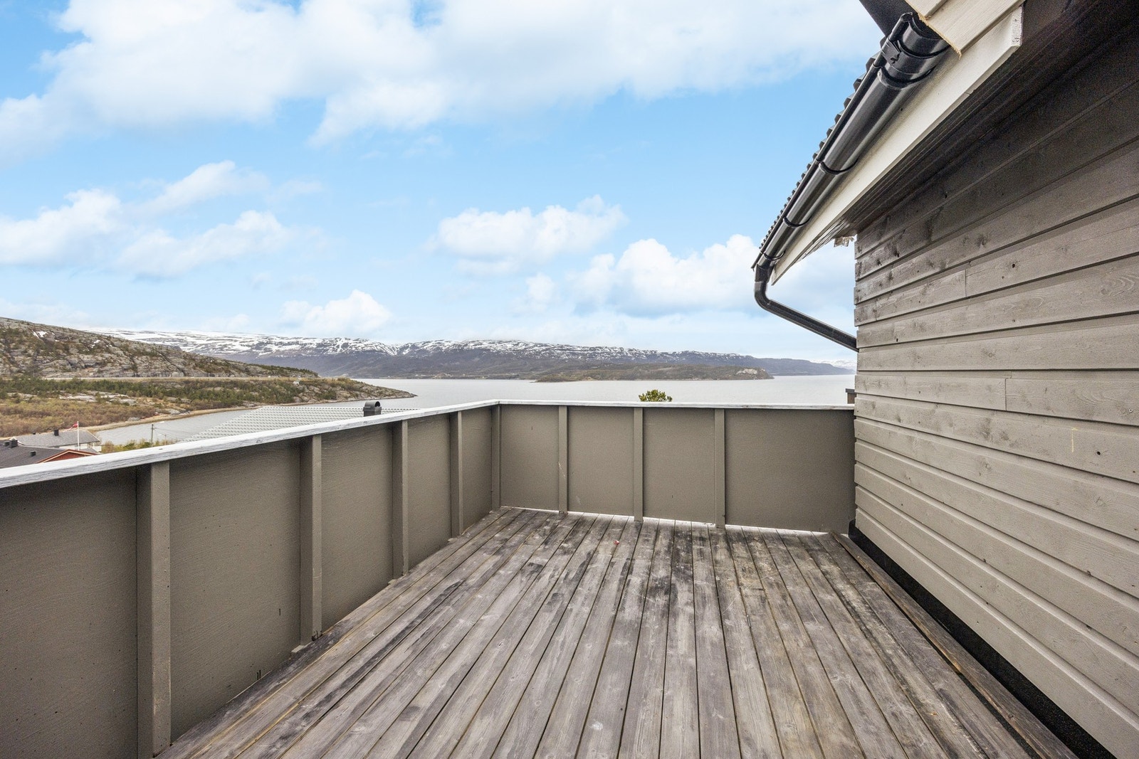 Fra loftsetasjen er det utgang til en av boligens to terrasser. Til sammen utgjør uteplassene 63 m². Galleribilde