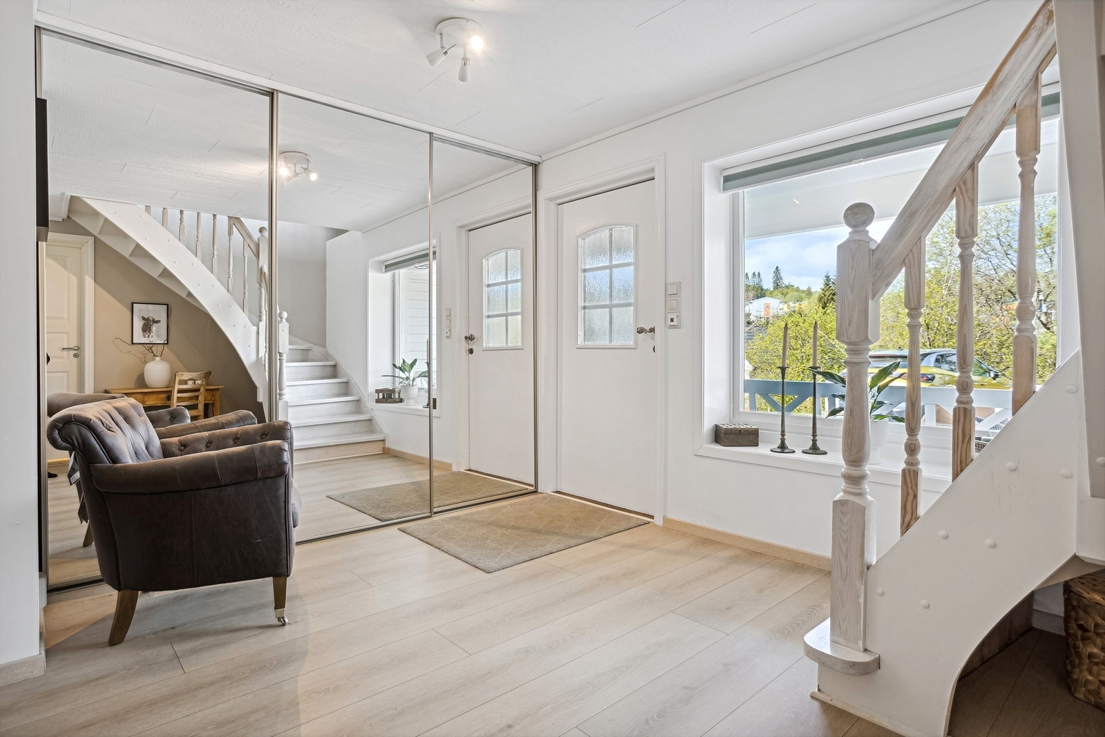 Boligens inngangsparti er i u. etg. Velkommen inn i en lys og luftig hall med god plass til oppbevaring. Stor skyvedørsgarderobe med speil. Galleribilde