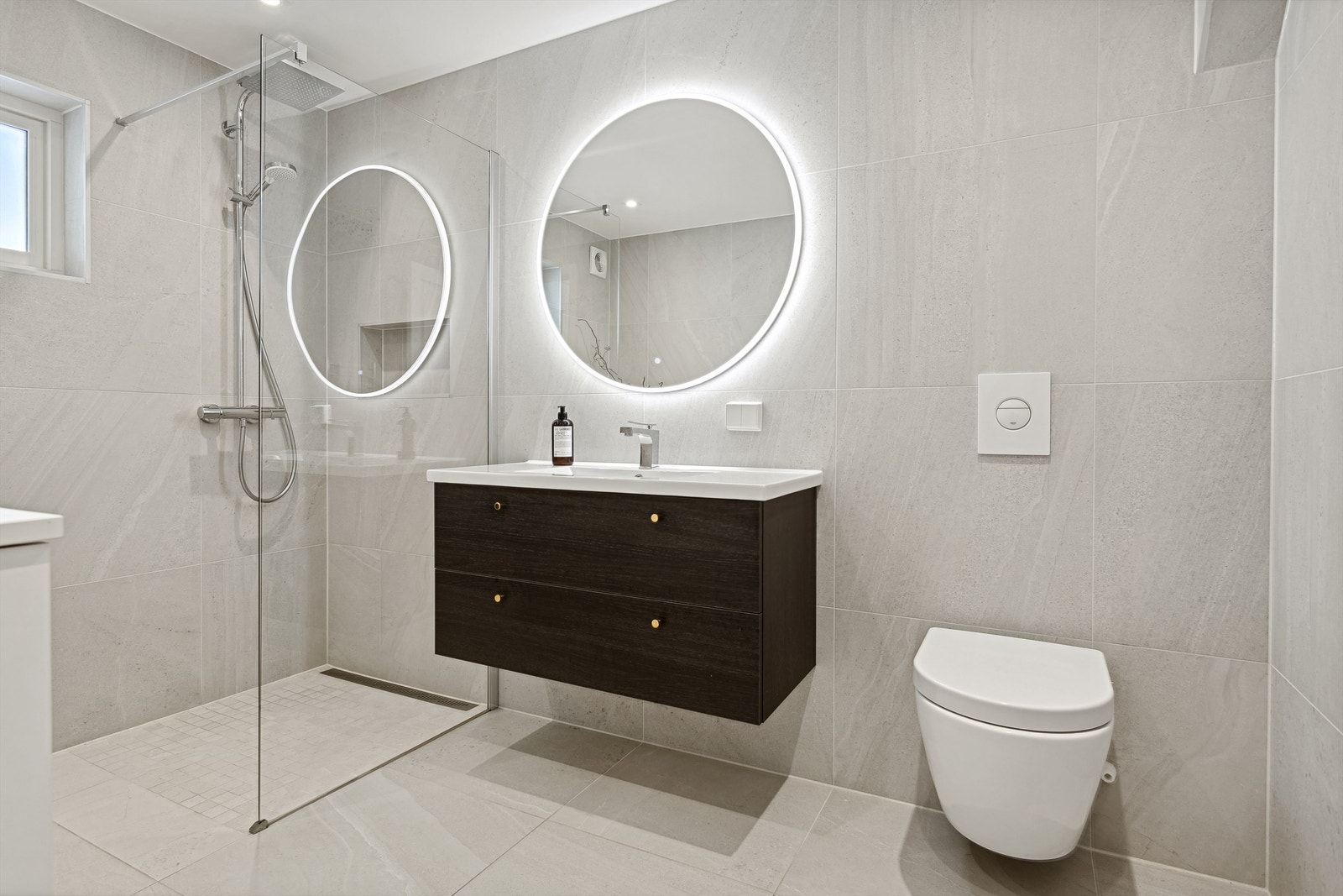 Stort og flott bad i u. etg. fra 2019. Dokumentasjon foreligger. Badet er helfliset med flotte 60*60 fliser. Galleribilde