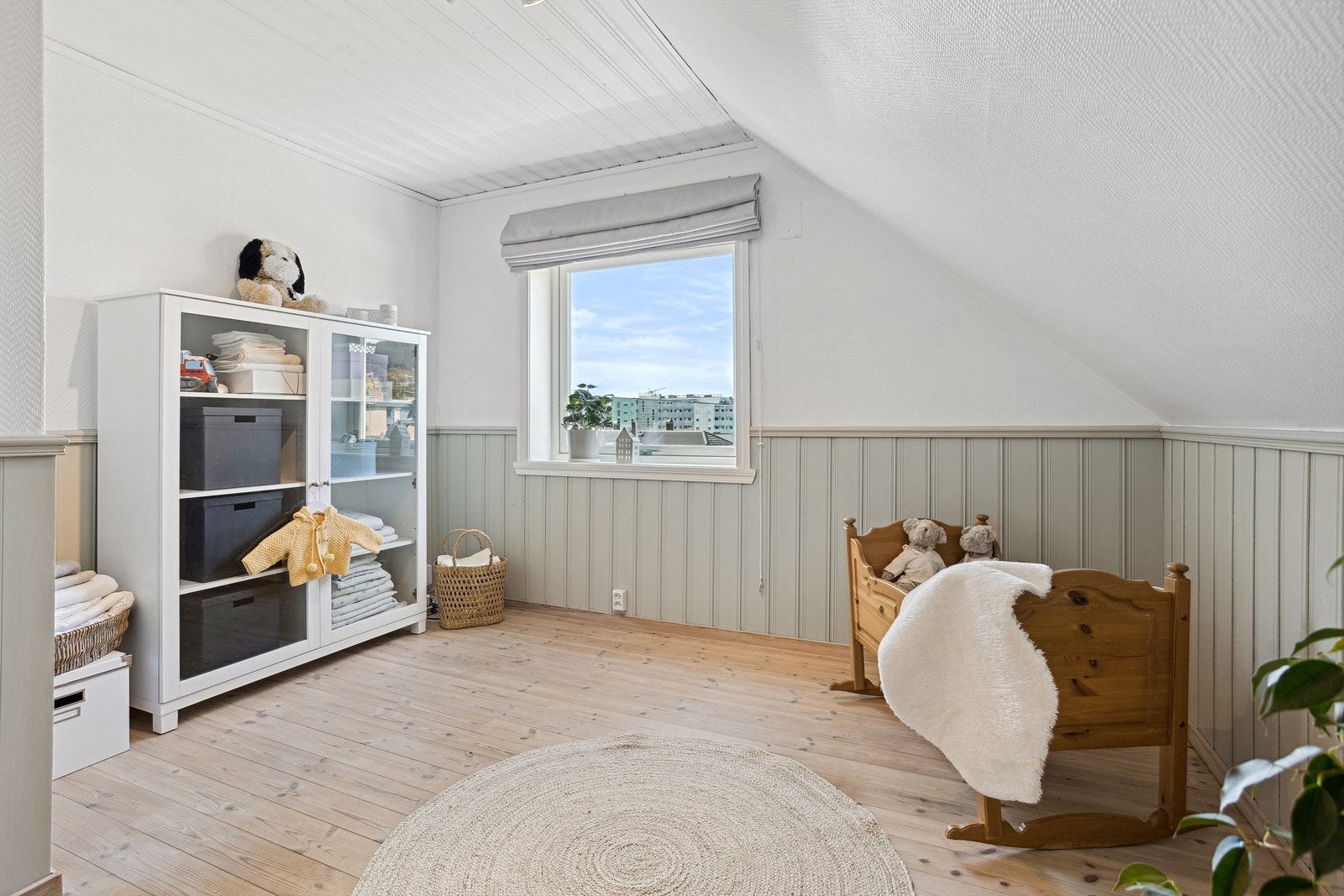 Soverom nr 3 i duse fine farger. Galleribilde