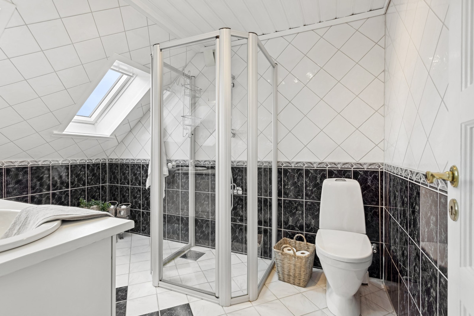 Dusj med glassvegg og glassdør. Galleribilde