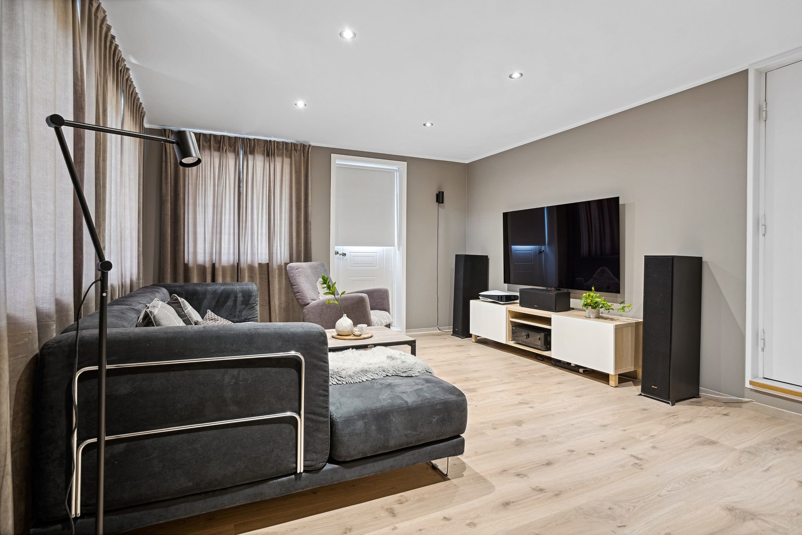 Stor kjellerstue med egen inngang. Perfekt om man har ungdommer i hus. Galleribilde