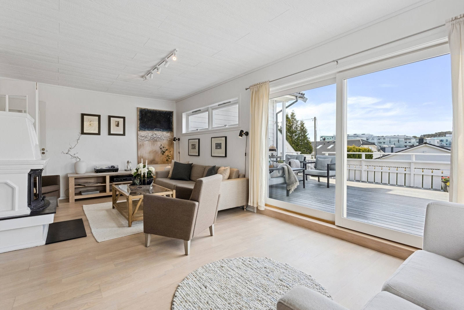 Lys og romslig stue med utgang til boligens solrike terrasse. Galleribilde