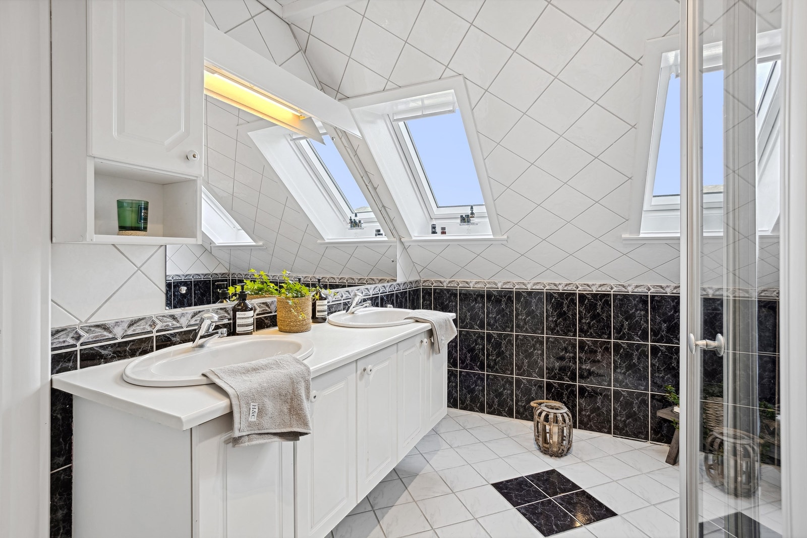 Romslig helfliset bad i loftsetasjen. Velux vinduer som gir godt med lysinnslipp. Galleribilde