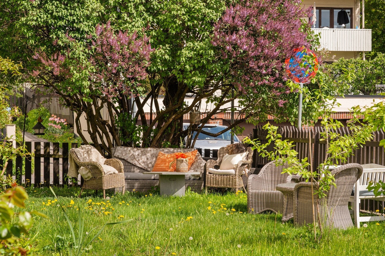 Uteplassen er perfekt for både avslapning og sosiale sammenkomster, og er en perfekt plass for barnelek og varme sommerdager. Galleribilde