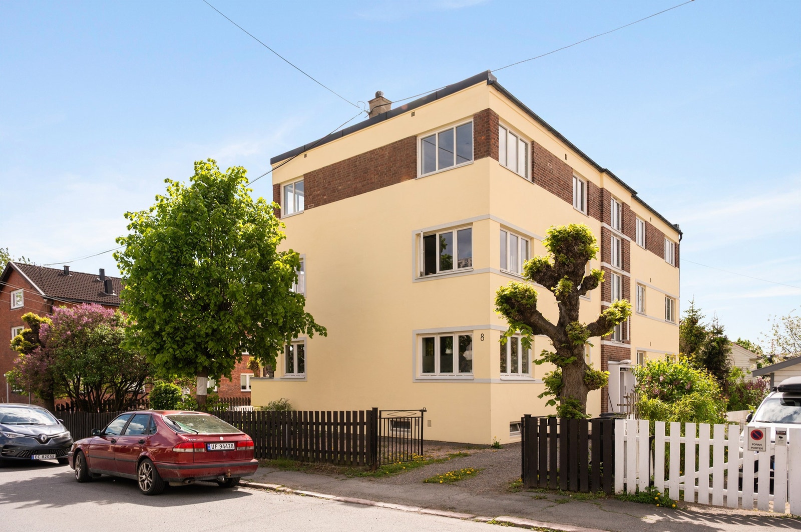 Fasade. På tomten er det medfølgende disponibel parkeringsplass Galleribilde