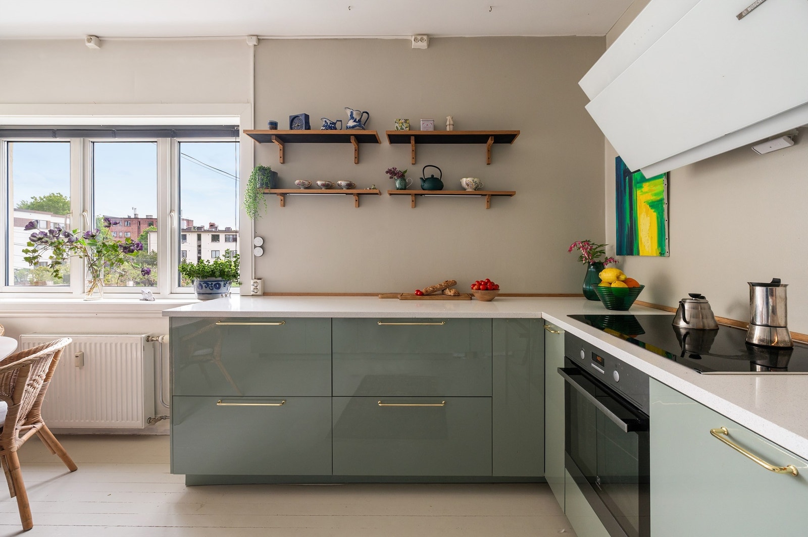 Delikat og tidsriktig kjøkken pusset opp i 2019. Innredningen er fra IKEA og har glatte fronter og påkostet benkeplate i stein med nedfelt kjøkkenvask. Galleribilde