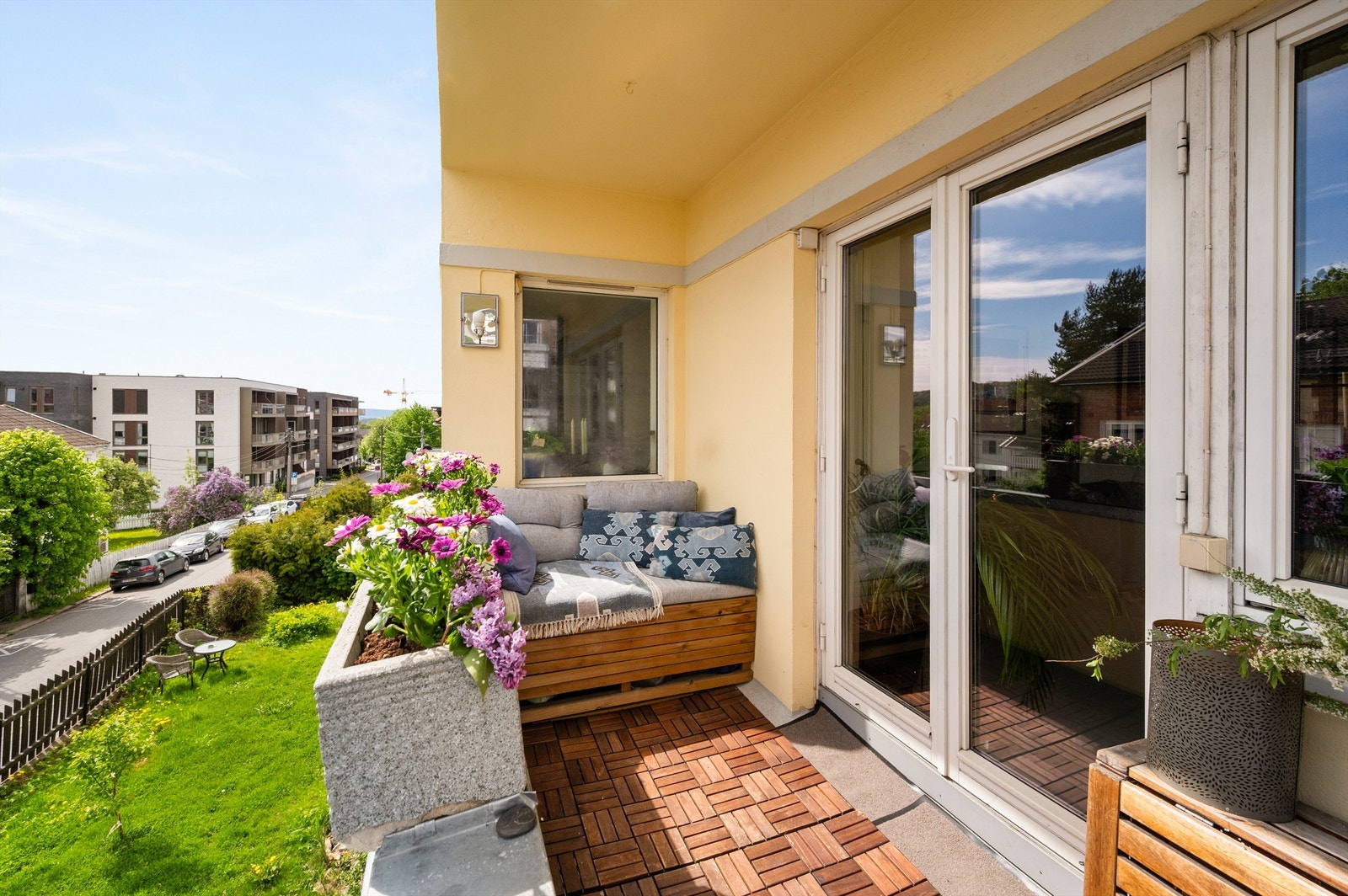 Balkongen er på 6 kvm og vender mot sørvest med fine solforhold fra omtrent kl 9-15 på sommerstid iht selger. Galleribilde