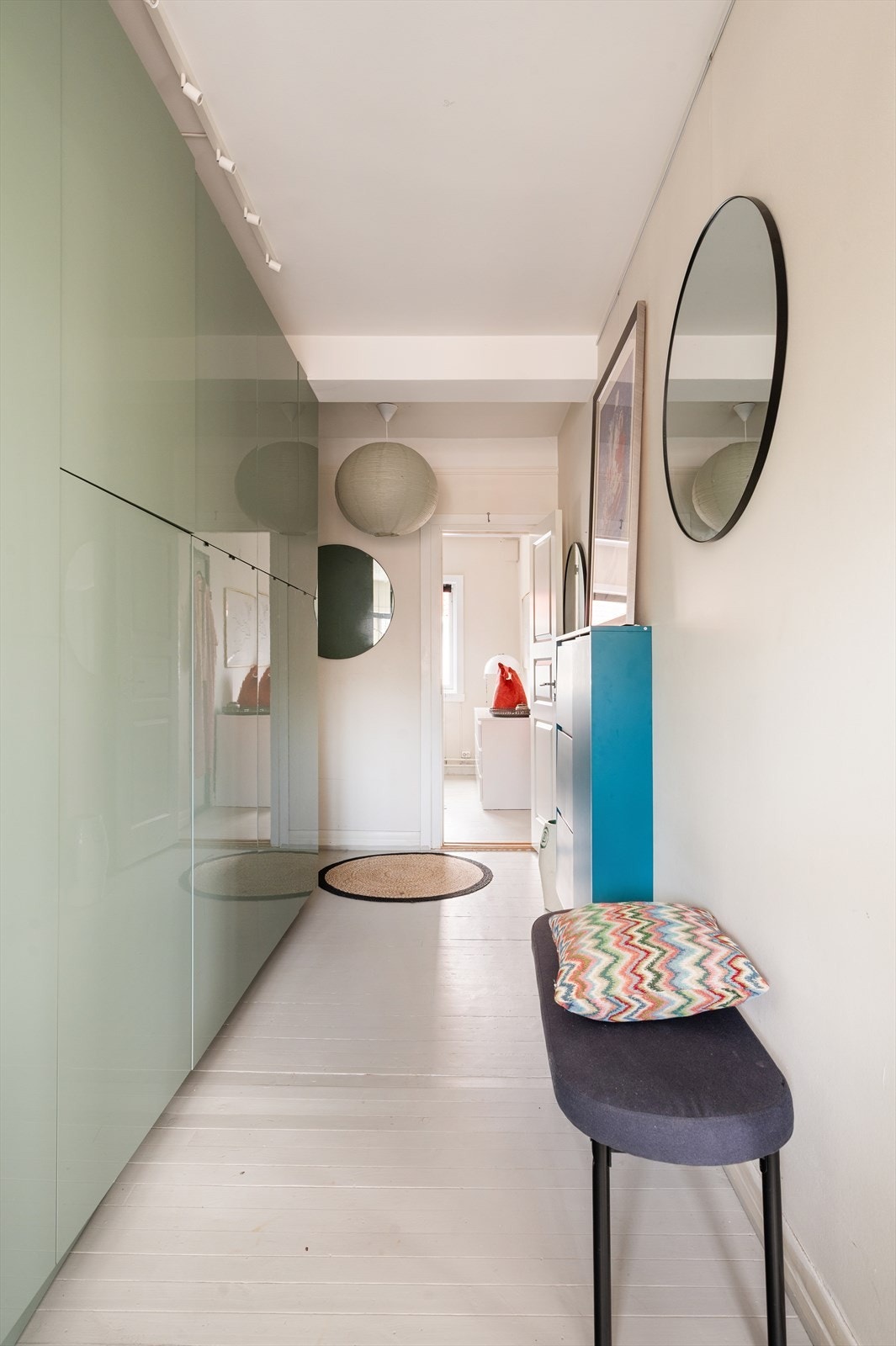 Innbydende entré med god plass til å henge fra seg yttertøy og sette fra seg. Entrèen har en stor garderobe med mye plass. Galleribilde