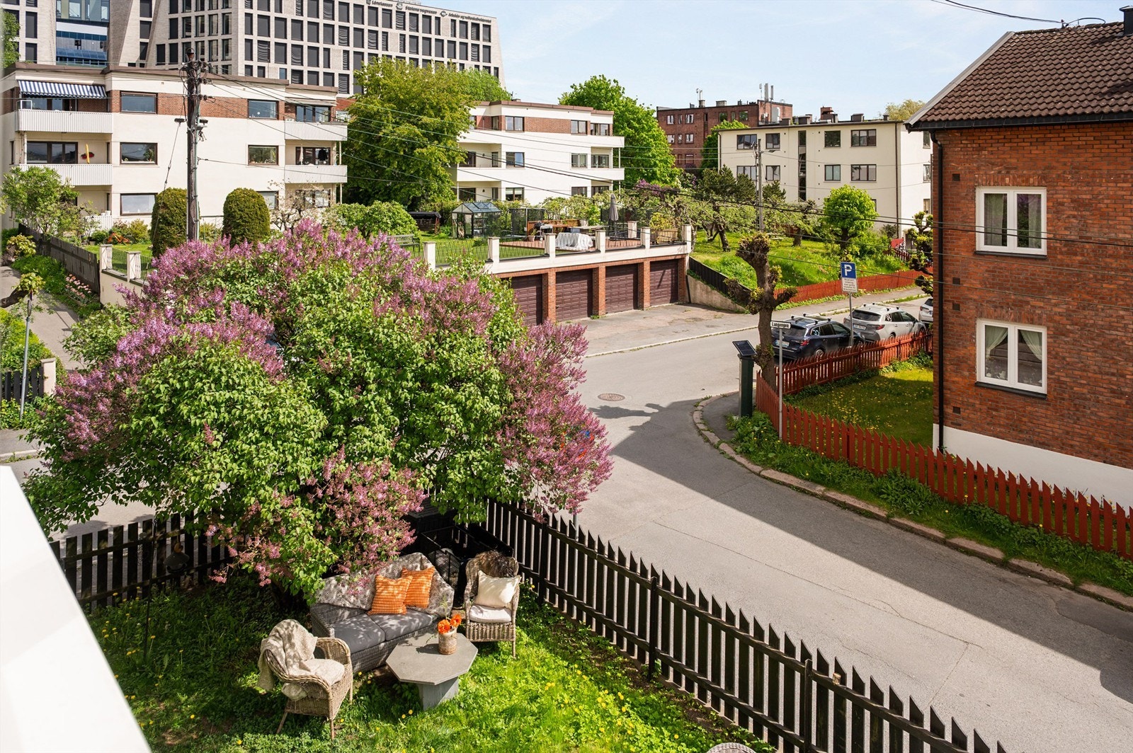De seks leilighetene i bygget har også tilgang til en flott felles hage med sol hele dagen og frem til ca kl 19 på sommerstid iht selger. Galleribilde