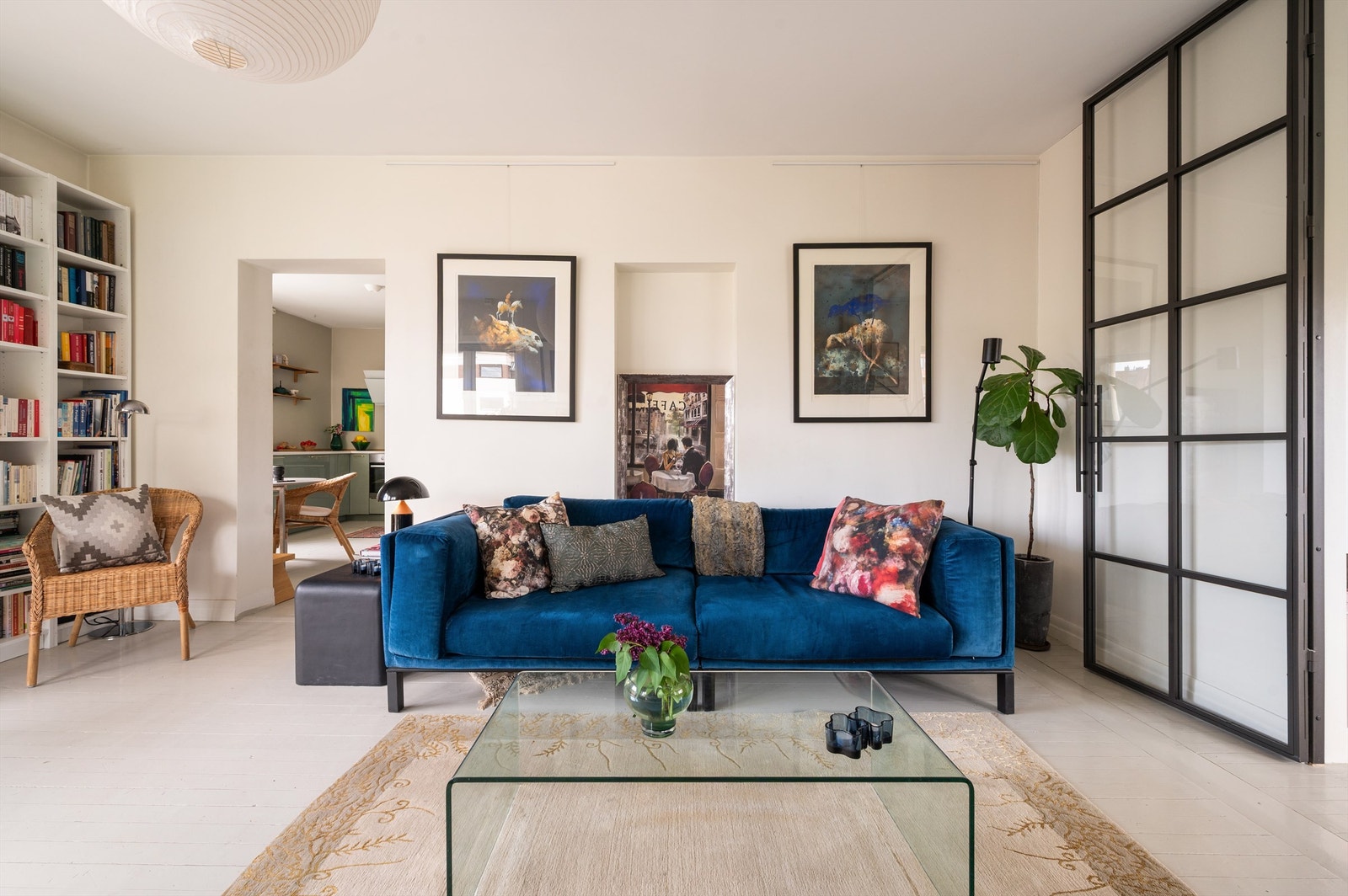 Overflatene er malt i en behagelig og moderne fargetone, og på gulvet er det sjarmerende, originale tregulv. Galleribilde
