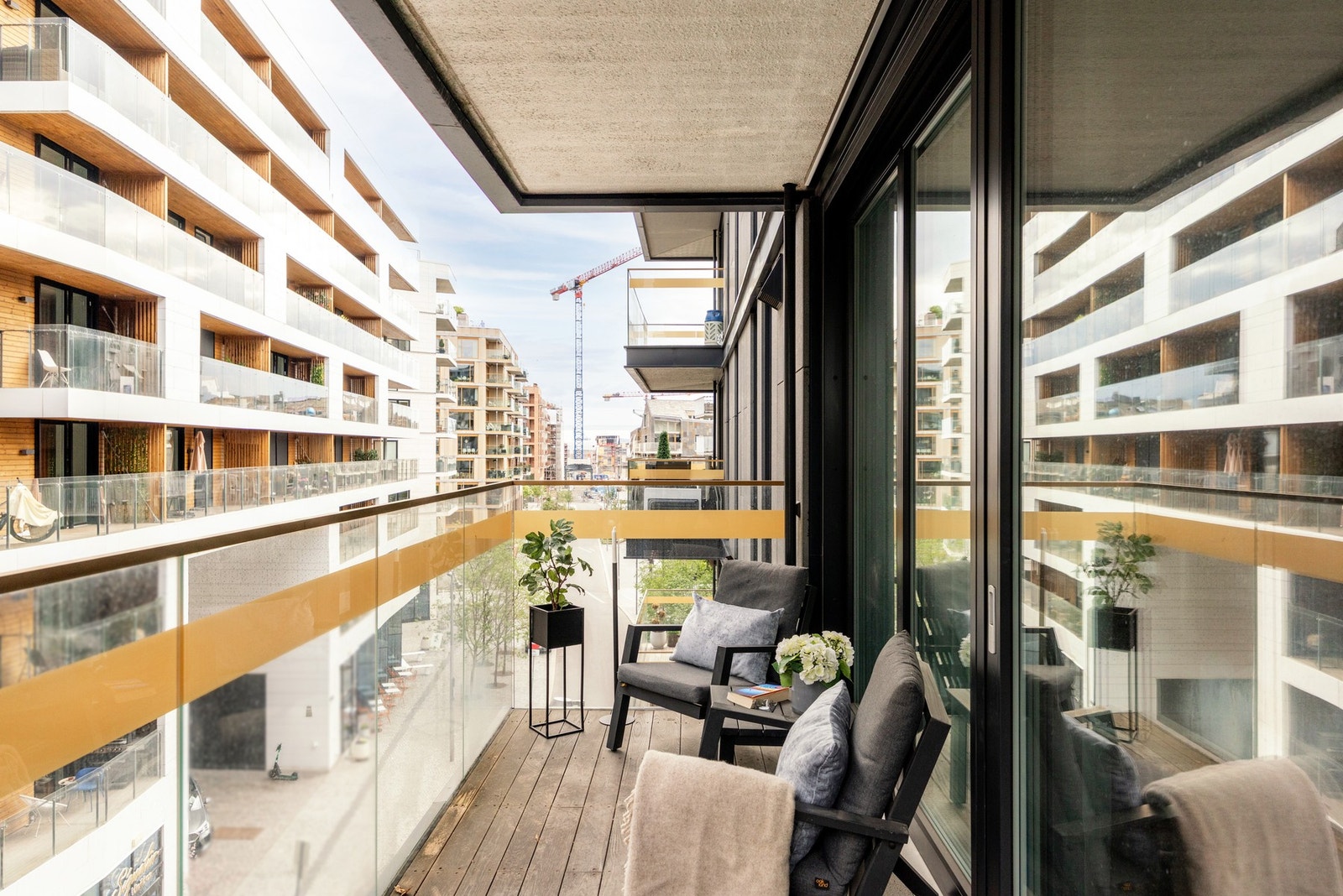 Leiligheten holder en høy standard med kvalitetsmaterialer og gode løsninger, og byr på en urban og komfortabel boligopplevelse i et av Oslos mest populære områder. Galleribilde