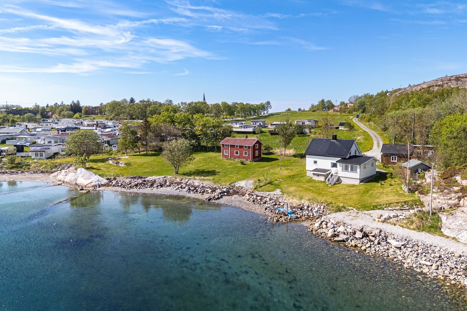 Hovedhuset ble oppført i 1982 og senere påbygd med ekstra stue og soverom i 2014. Galleribilde