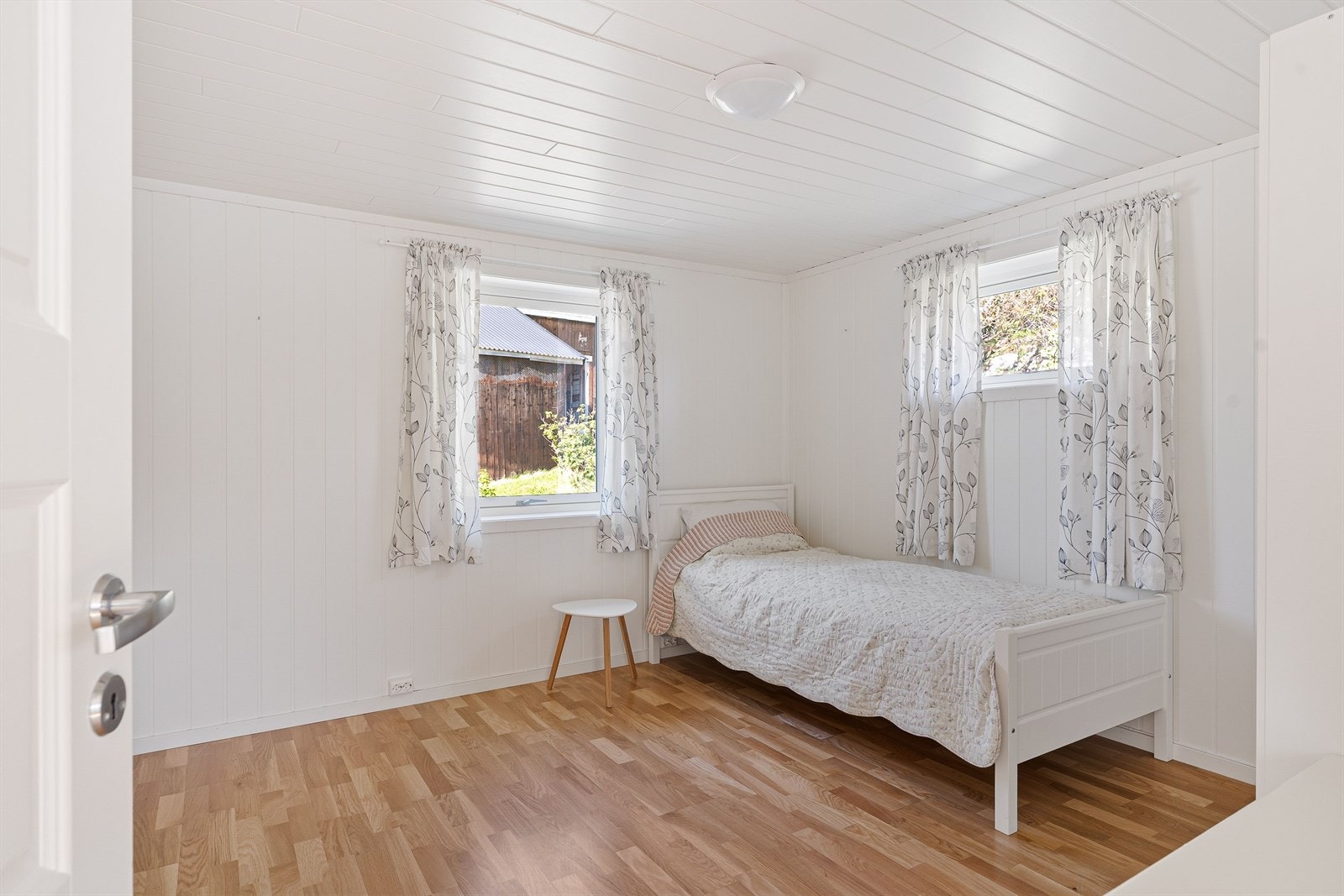 Tilbygget fra 2014 inneholder også et stor soverom. Rommet er innredet med garderobeskap. Galleribilde