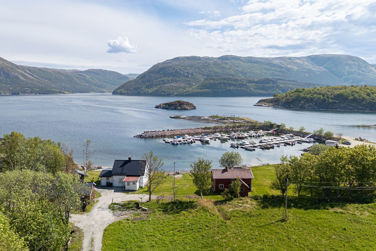 Kun 1 1/2 times kjøring fra Trondheim og mindre enn en times reise fra Fosen finner vi denne perlen av en eiendom helt nede i sjøkanten. Galleribilde