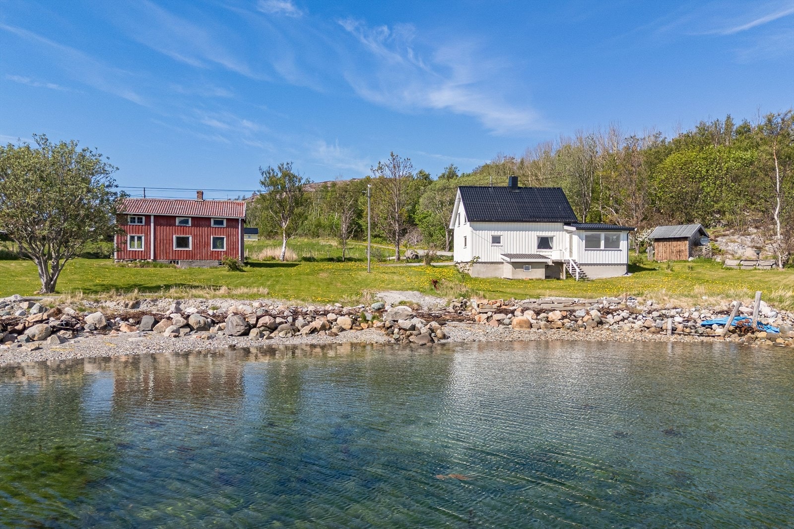 Hva med å starte dagen med et forfriskende sjøbad fra egen strand? Galleribilde