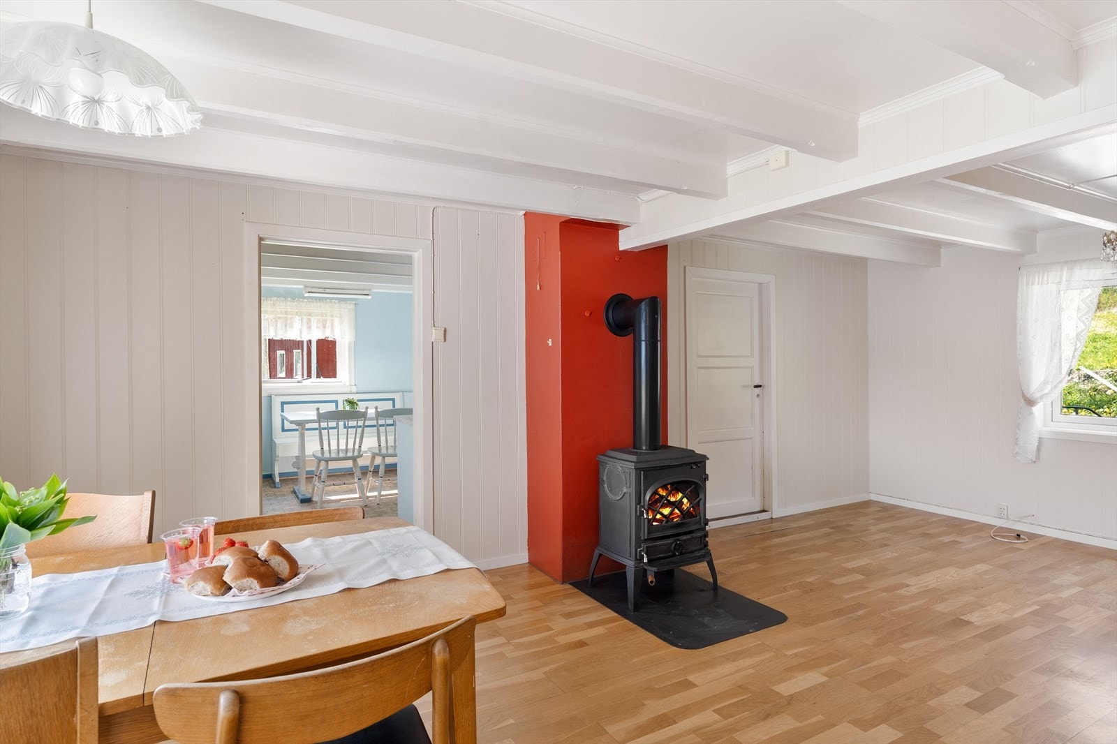 Stuen er gjennomgående med gjennomlys fra vinduer både mot gårdsplassen og sjøen. Galleribilde