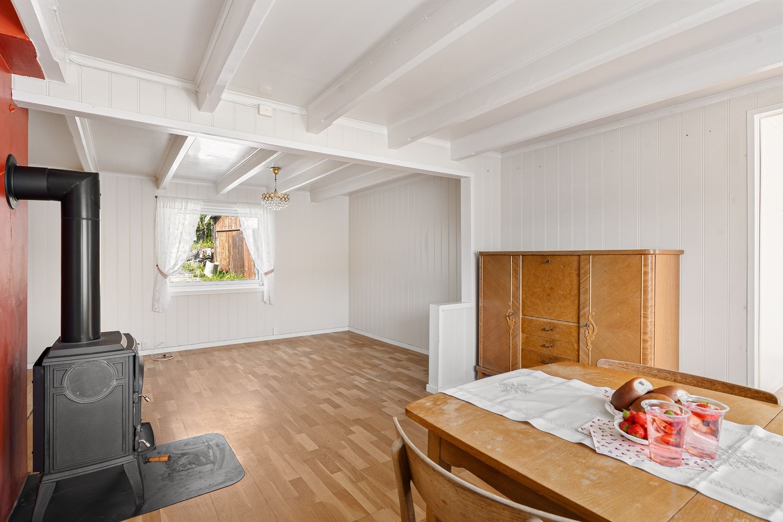 De synlige bjelkene i himlingen er et flott og autentisk element. Galleribilde