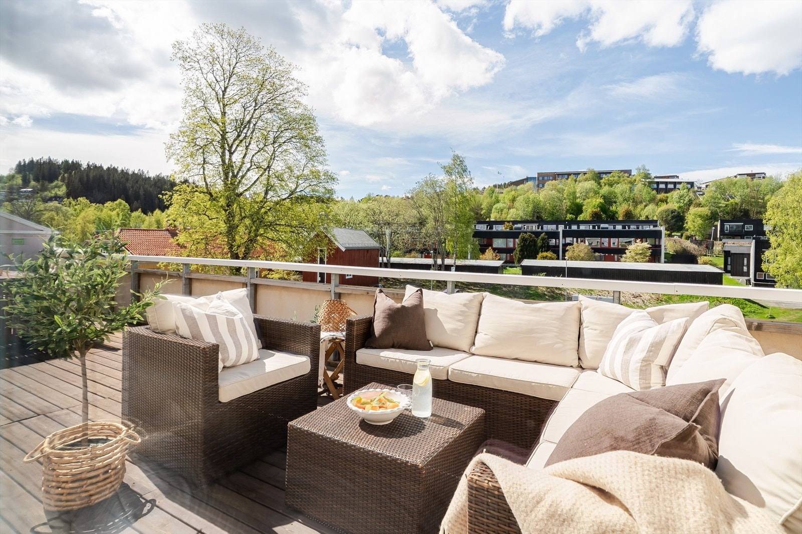 Romslig privat vestvendt takterrasse på 28 m², med svært gode solforhold sommerstid. Galleribilde
