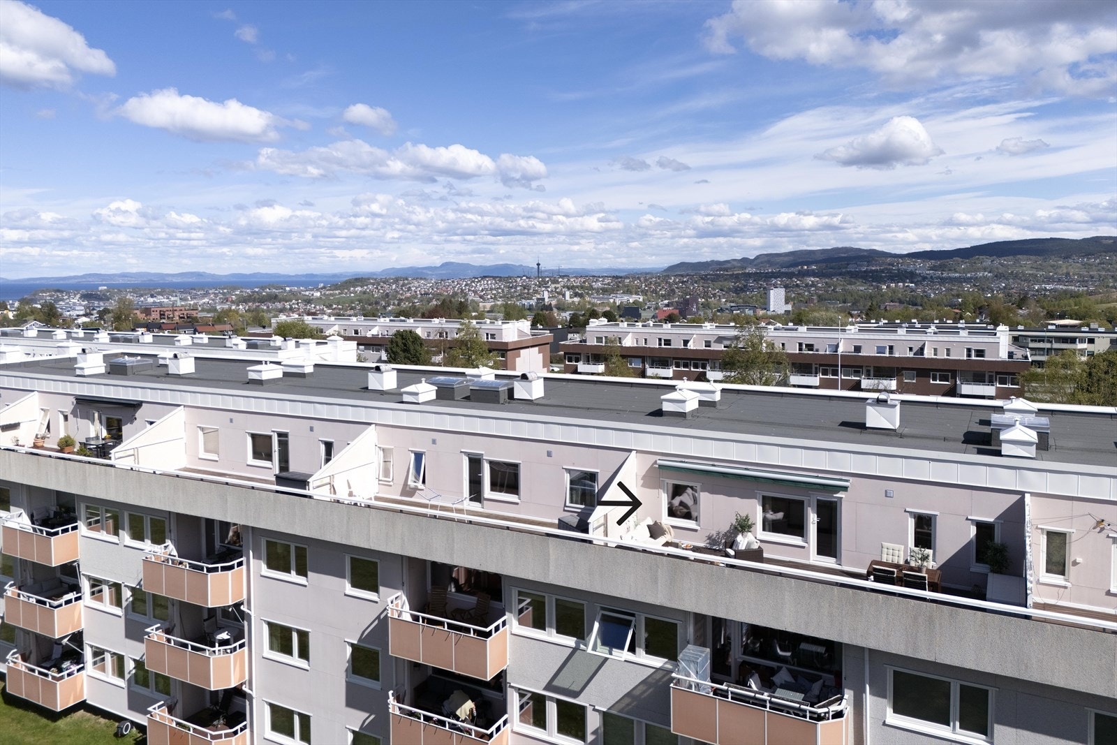 Leiligheten byr på nærhet til det du trenger av servicefasiliteter, samtidig som du vil ha umiddelbar nærhet til busstoppen og andre kollektivtilbud. Galleribilde