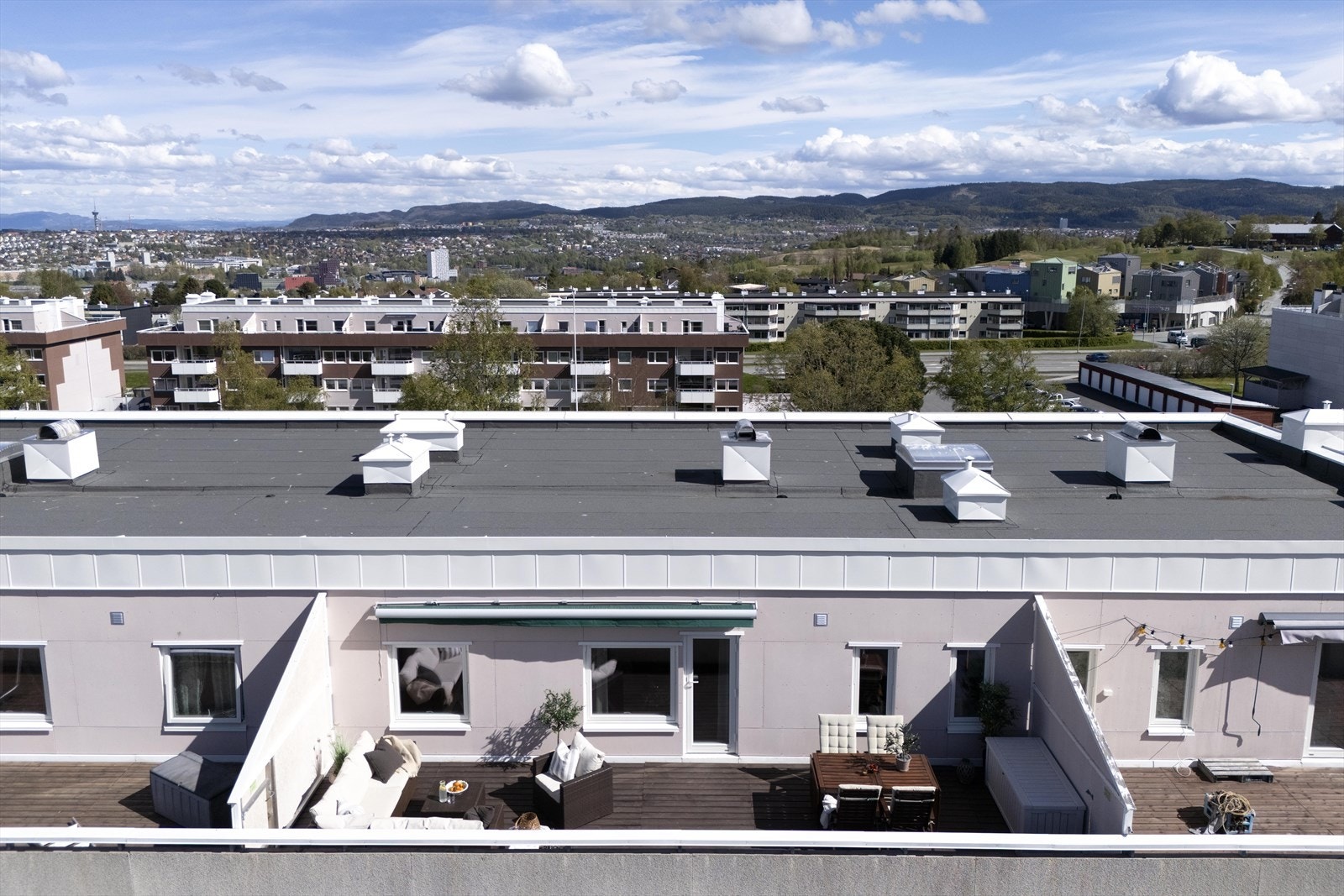 Leiligheten har en unik beliggenhet i toppetasjen med stor takterrasse. Galleribilde