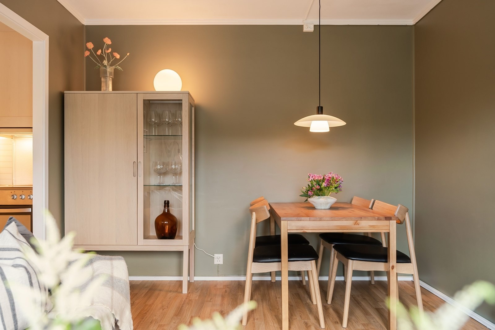 Leilighetens stue er på ca. 13m² og har gode møbleringsmuligheter for sittegruppe, stue- og TV-bord. Galleribilde