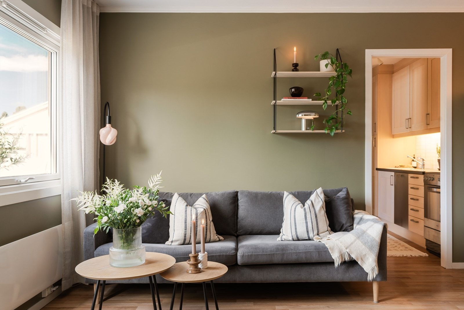 Sofaen finner sin naturlige plass langt vinduet mot takterrassen. Galleribilde