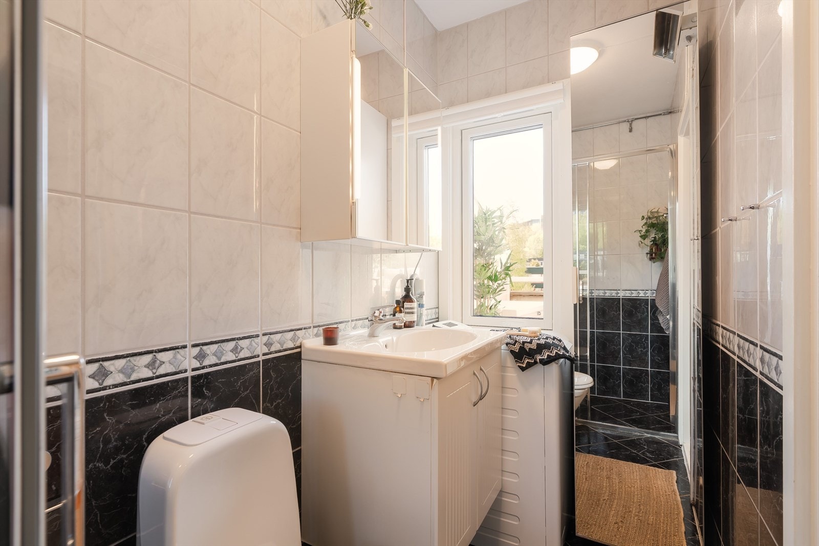 På bader finner man dusjevegger i glass, WC, servant med underskap, speilskap med lyst og opplegg for vaskemaskin. Det er samt vindu på badet som slipper inn rikelig med dagslys. Galleribilde
