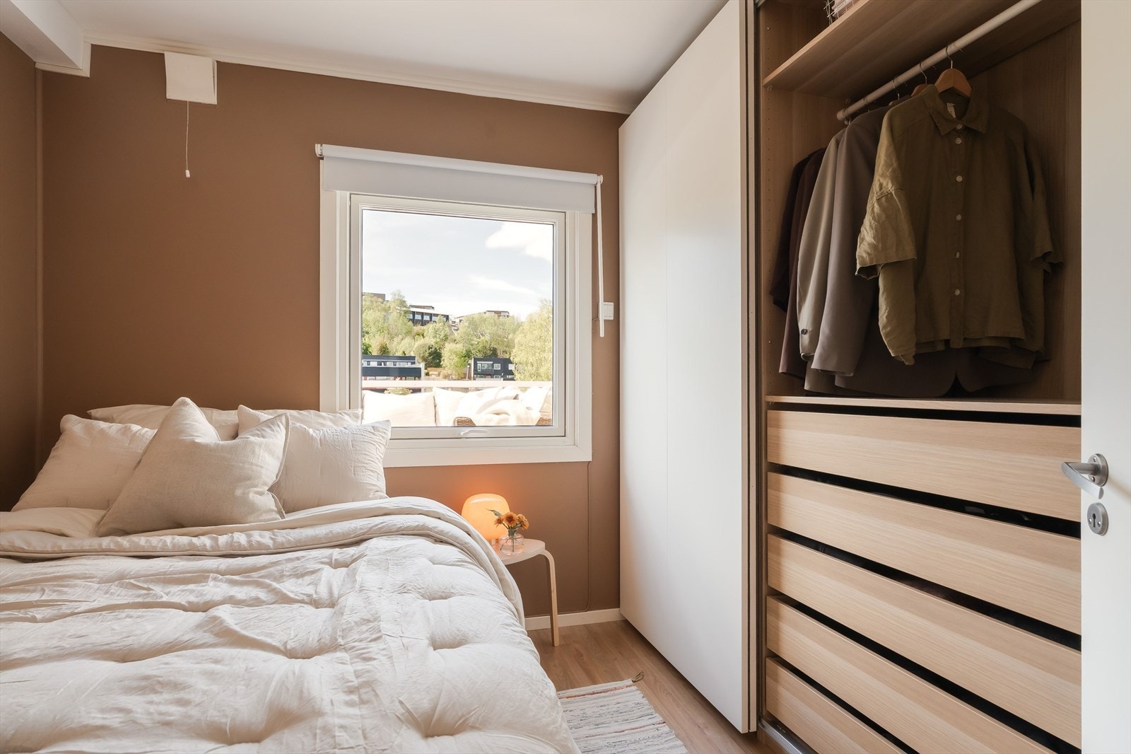 Stort og luftig soverom på ca. 8m² med skyvedørsgarderobe. Galleribilde