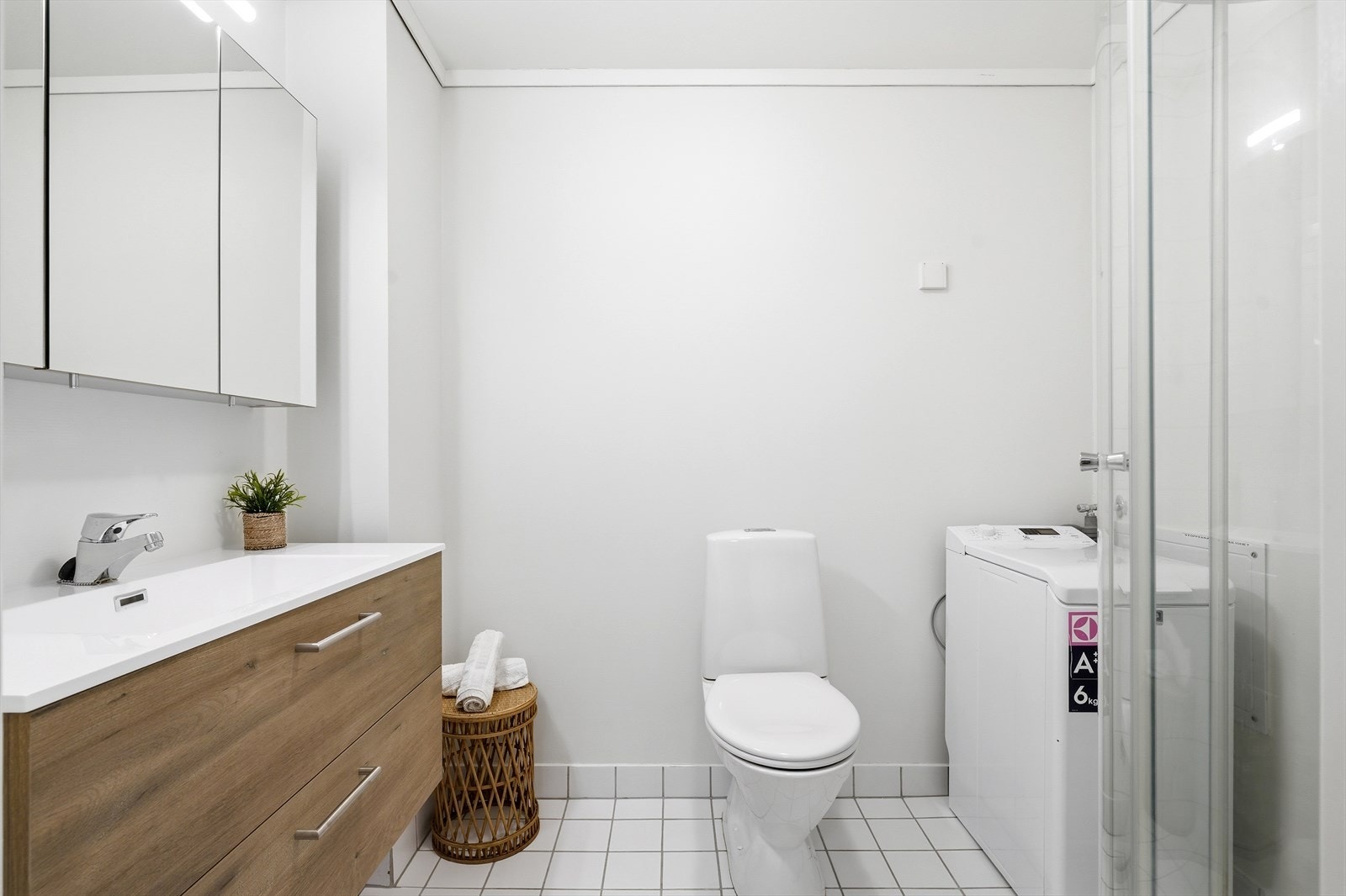 Badet har flislagt gulv med varmekabler Galleribilde