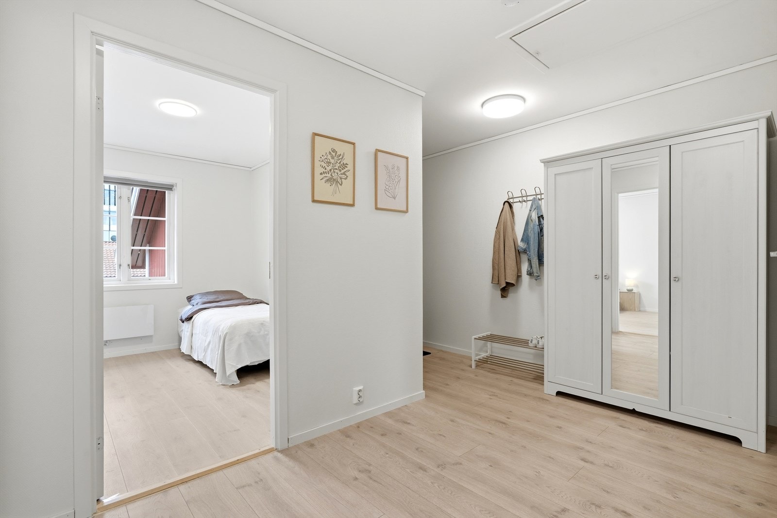 Leiligheten har en luftig og god planløsning med lyse og modere fargevalg som gir rommene en lys og romslig følelse Galleribilde