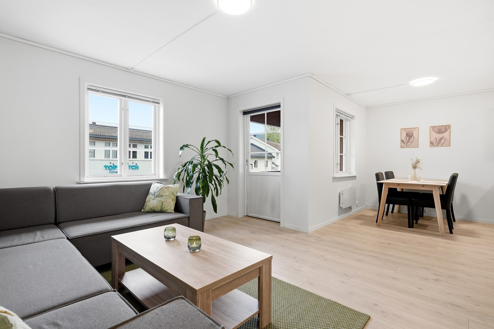 Fra stuen er det videre adkomst til en takoverbygget balkong Galleribilde