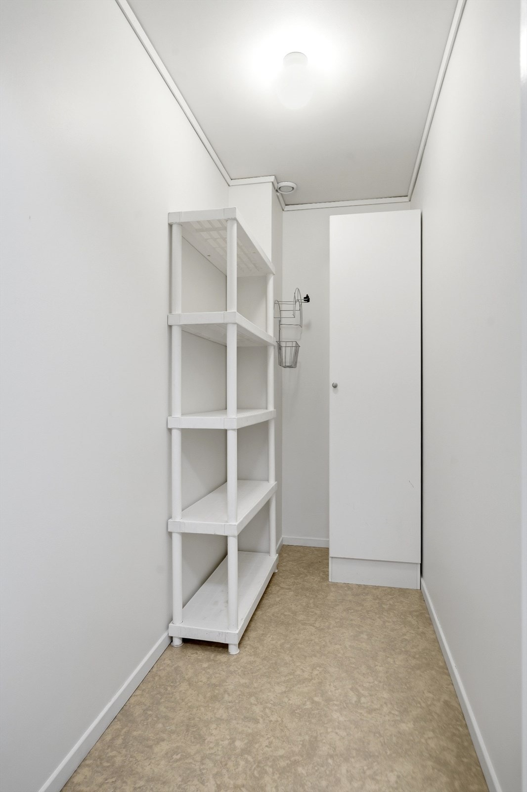 God lagringsplass med egen bod og stort loft i leiligheten, samt utvendig bod i felles bygg Galleribilde