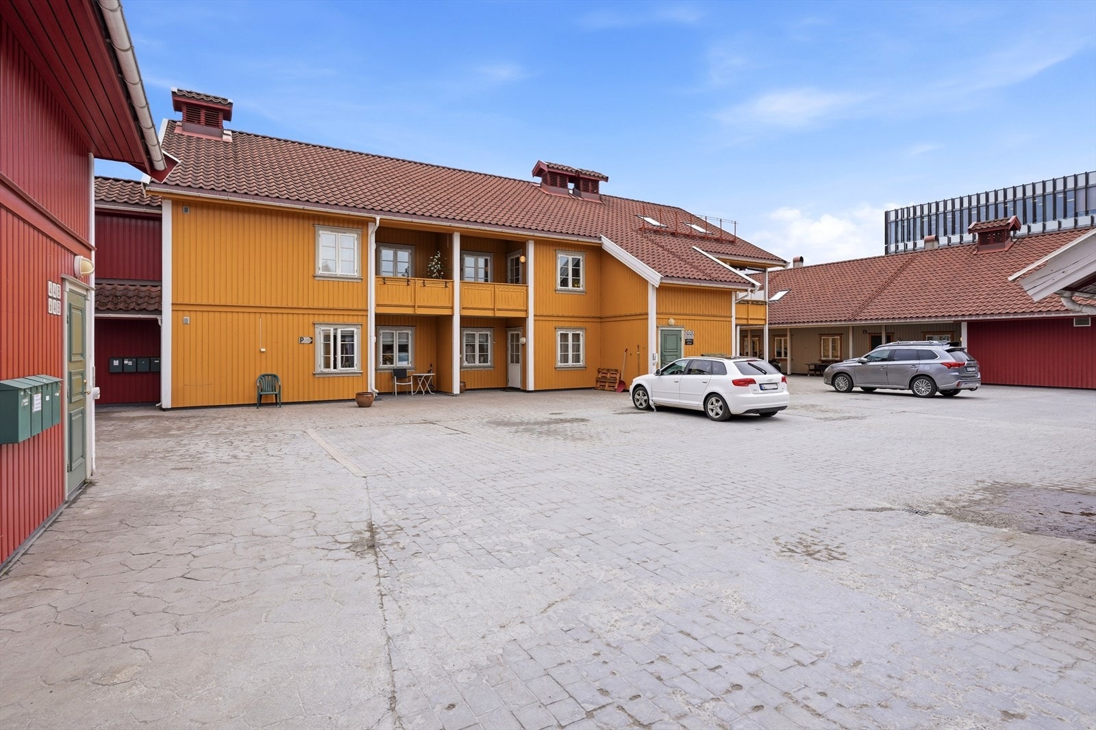 Felles biloppstillingsplass i bakgård som er avsatt til beboerne Galleribilde