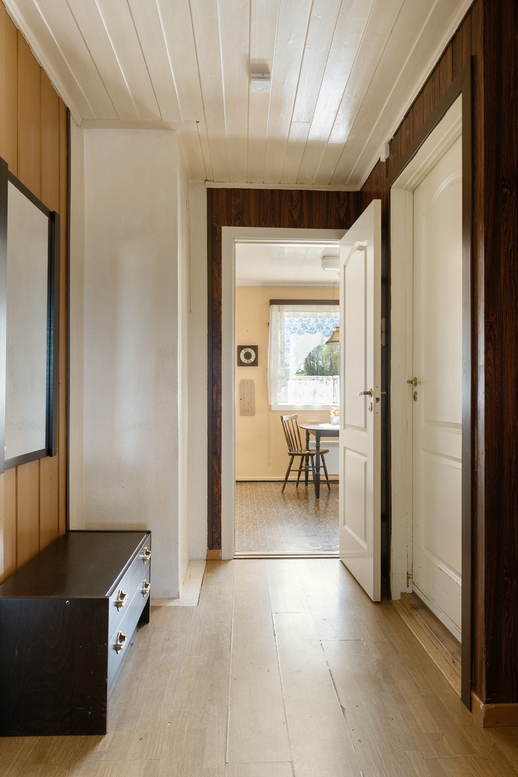 Overflatene består av laminat på gulv, trepanel og malte flater. Galleribilde