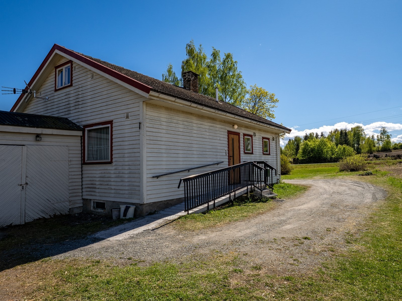 Tomten er flat og innkjøringen er gruset. Galleribilde