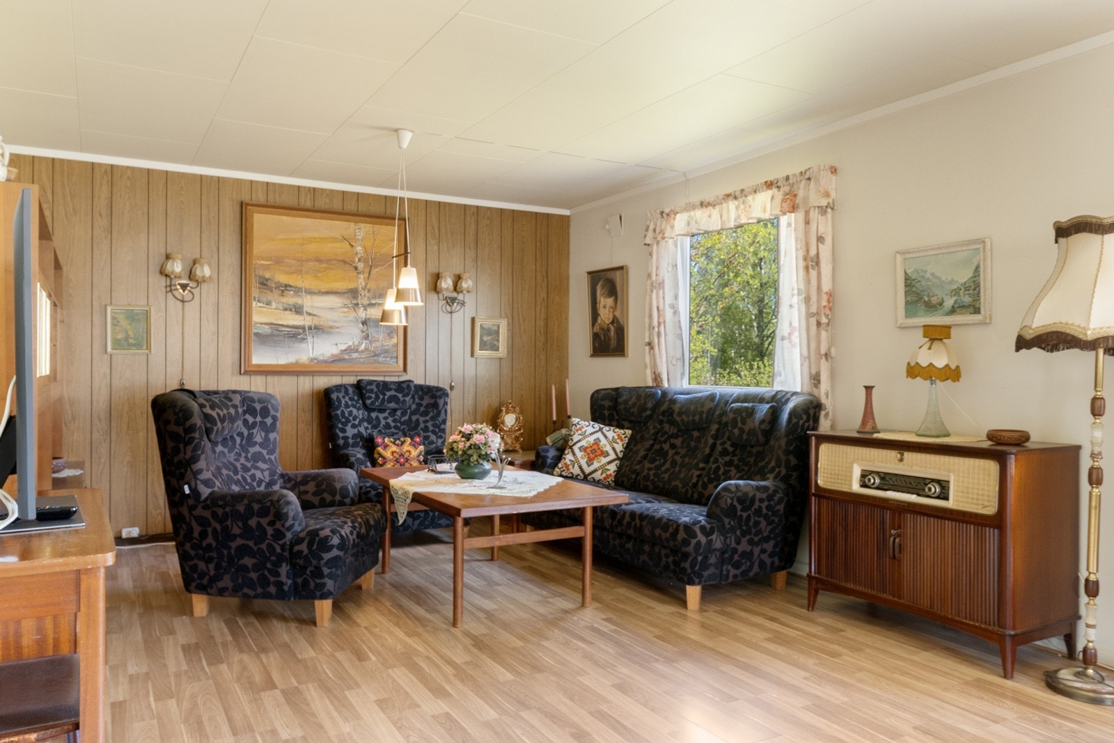 Stuen har god plass til en romslig sofagruppe. Galleribilde