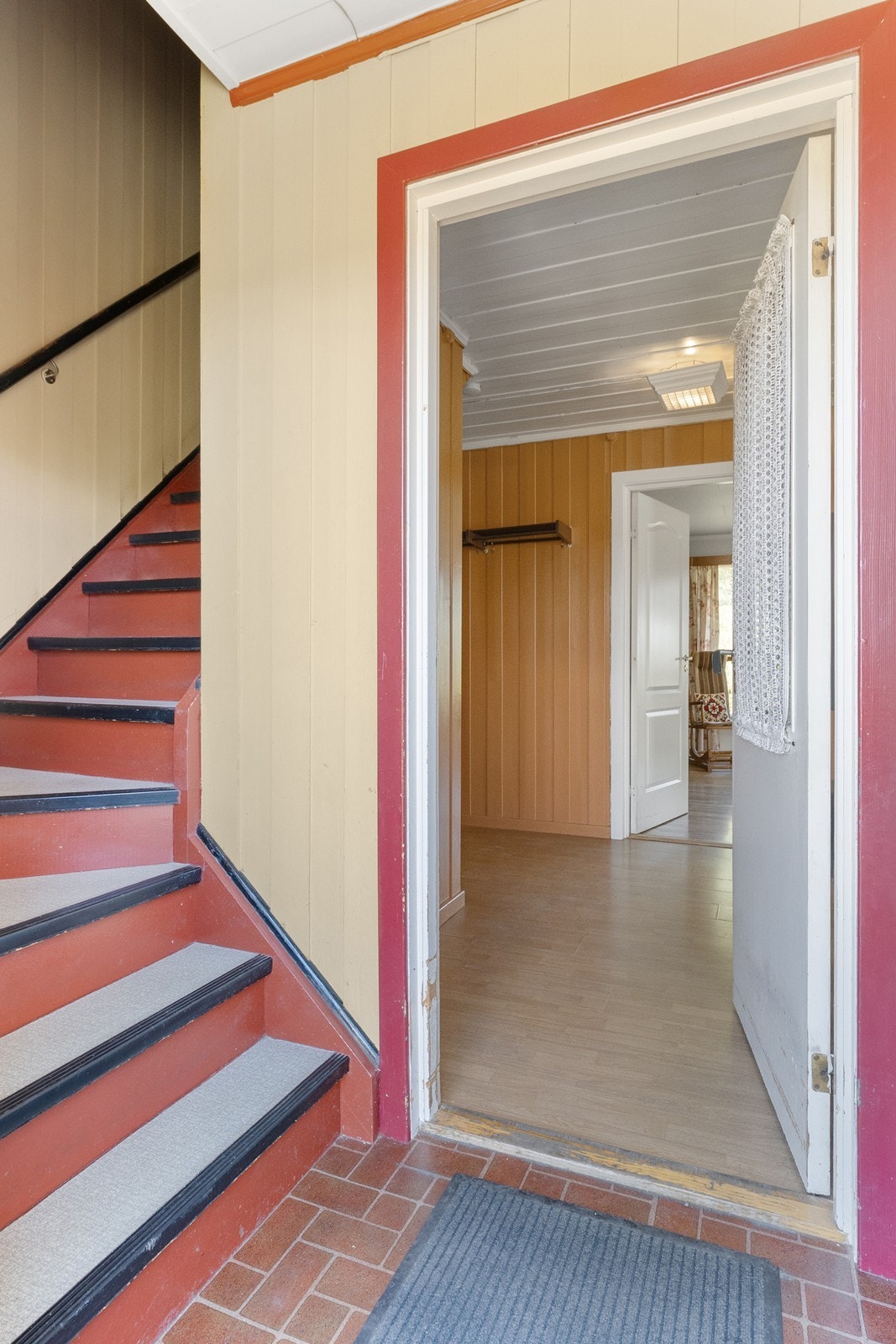 Velkommen inn! Inngangspartiet har malt tretrapp opp til loftsetasjen og adkomst til boligens øvrige rom. Galleribilde