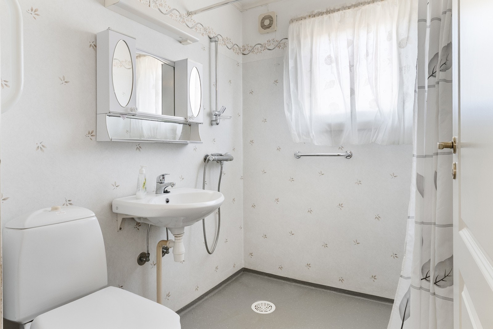Badet er utstyrt med toalett, servant og dusjhjørne. Galleribilde