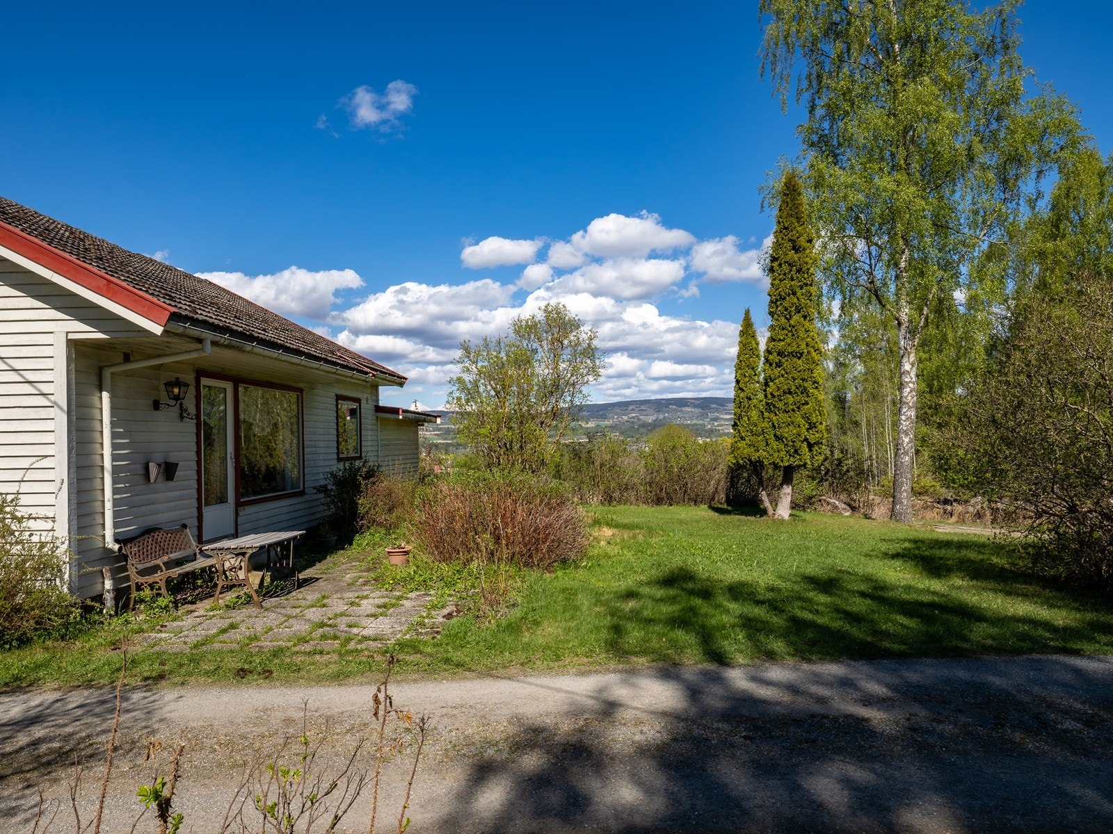 Hagen har etablert gressplen og beplantning. Galleribilde