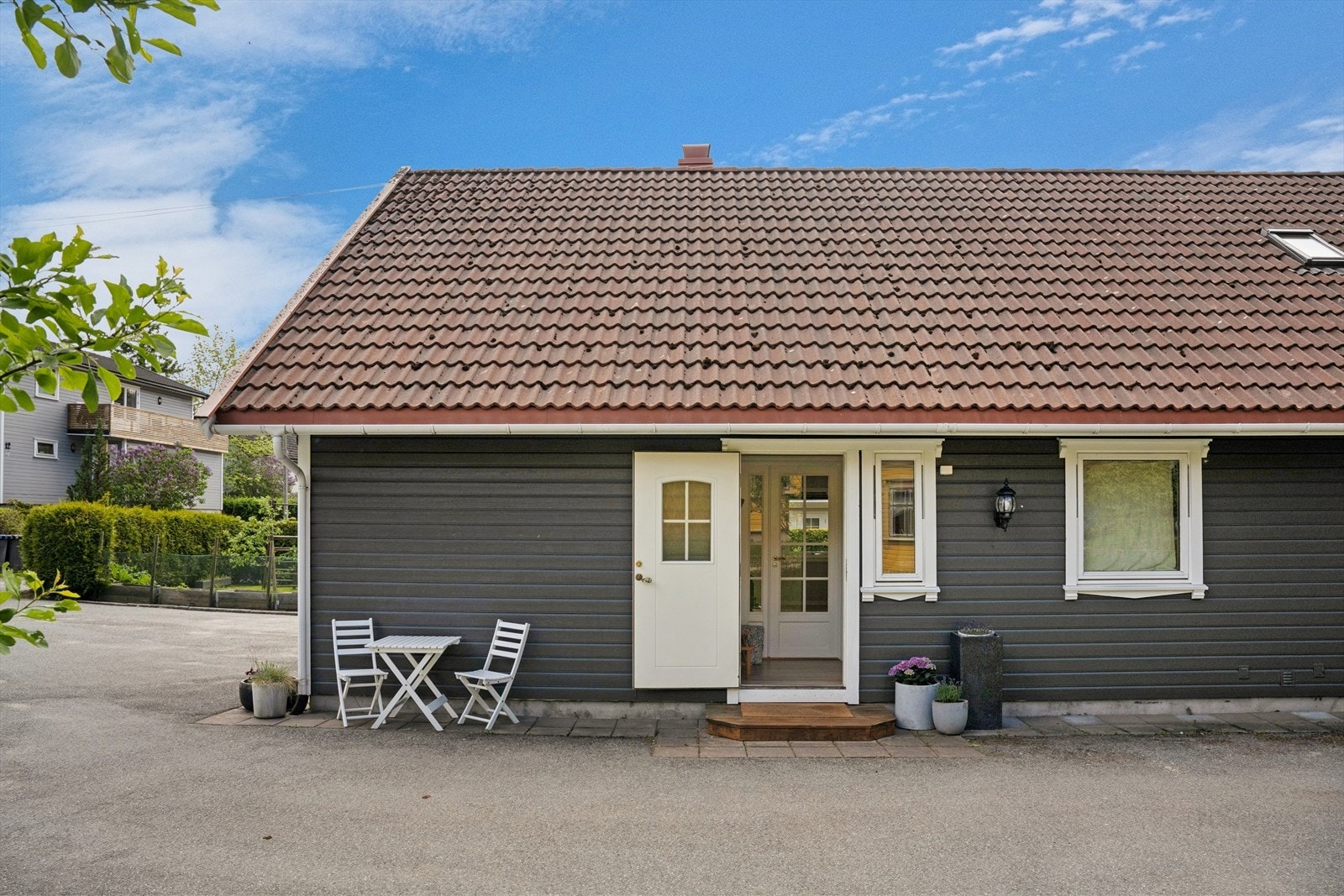 Boligen har egen inngang fra en felles, asfaltert gårdsplass. Galleribilde